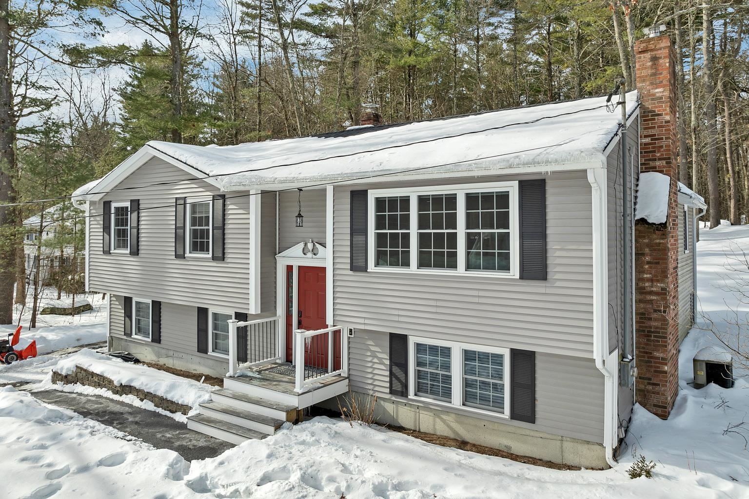 17 Twilight Dr, Nashua, NH 03062