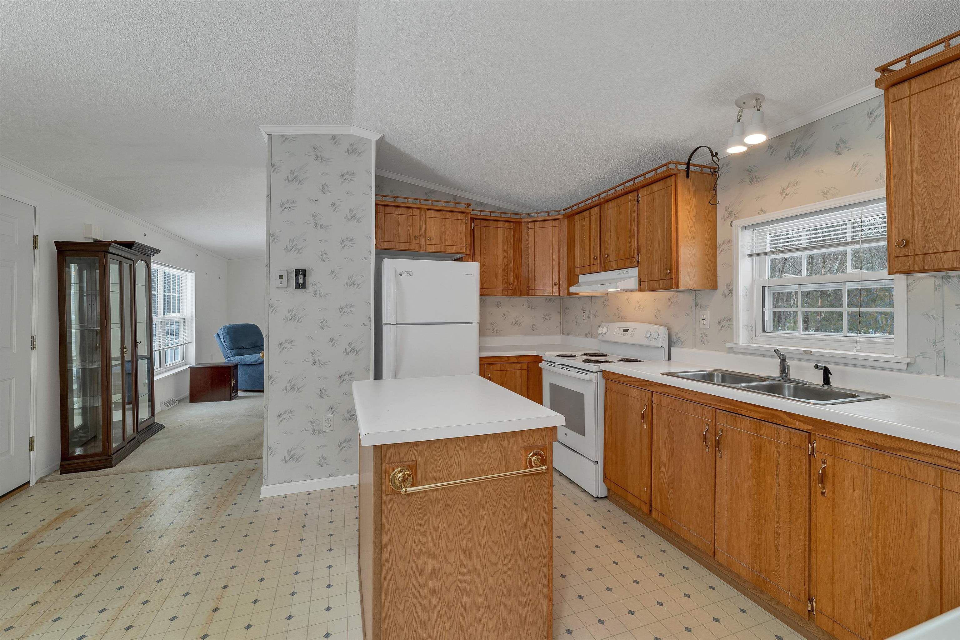 732 Concord Stage Rd, Weare, NH 03281