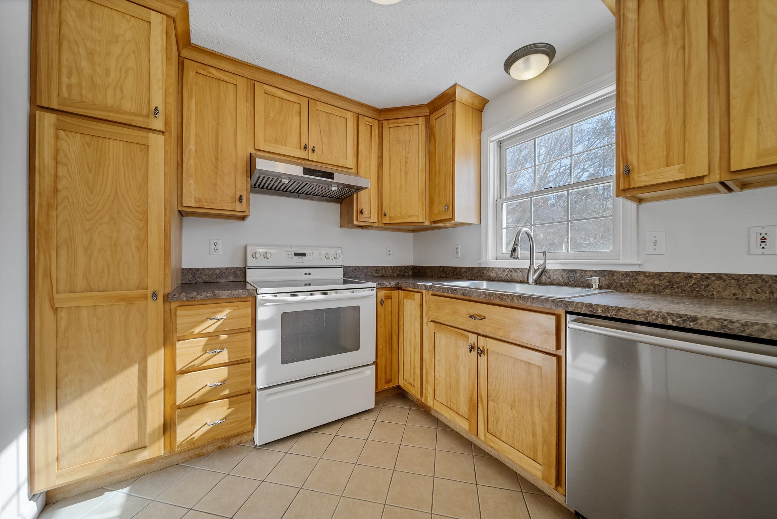 20 Larson Dr, Hampstead, NH 03841