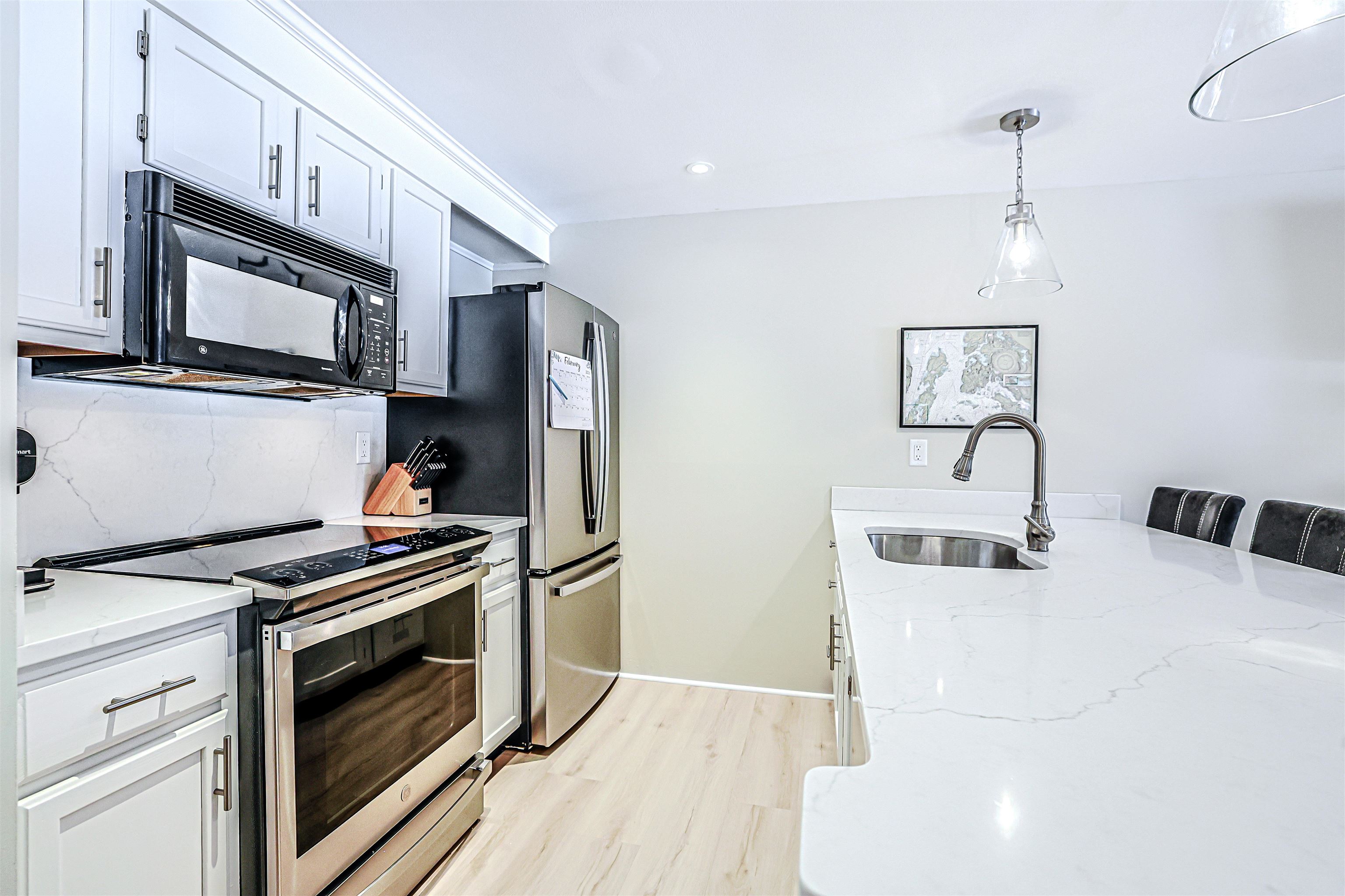 35 Montrose Dr, Stratham, NH 03885