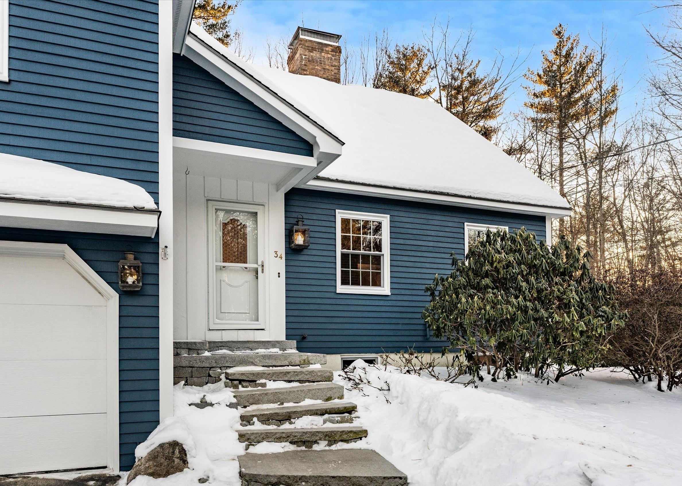 34 Hitching Post Ln, Bedford, NH 03110