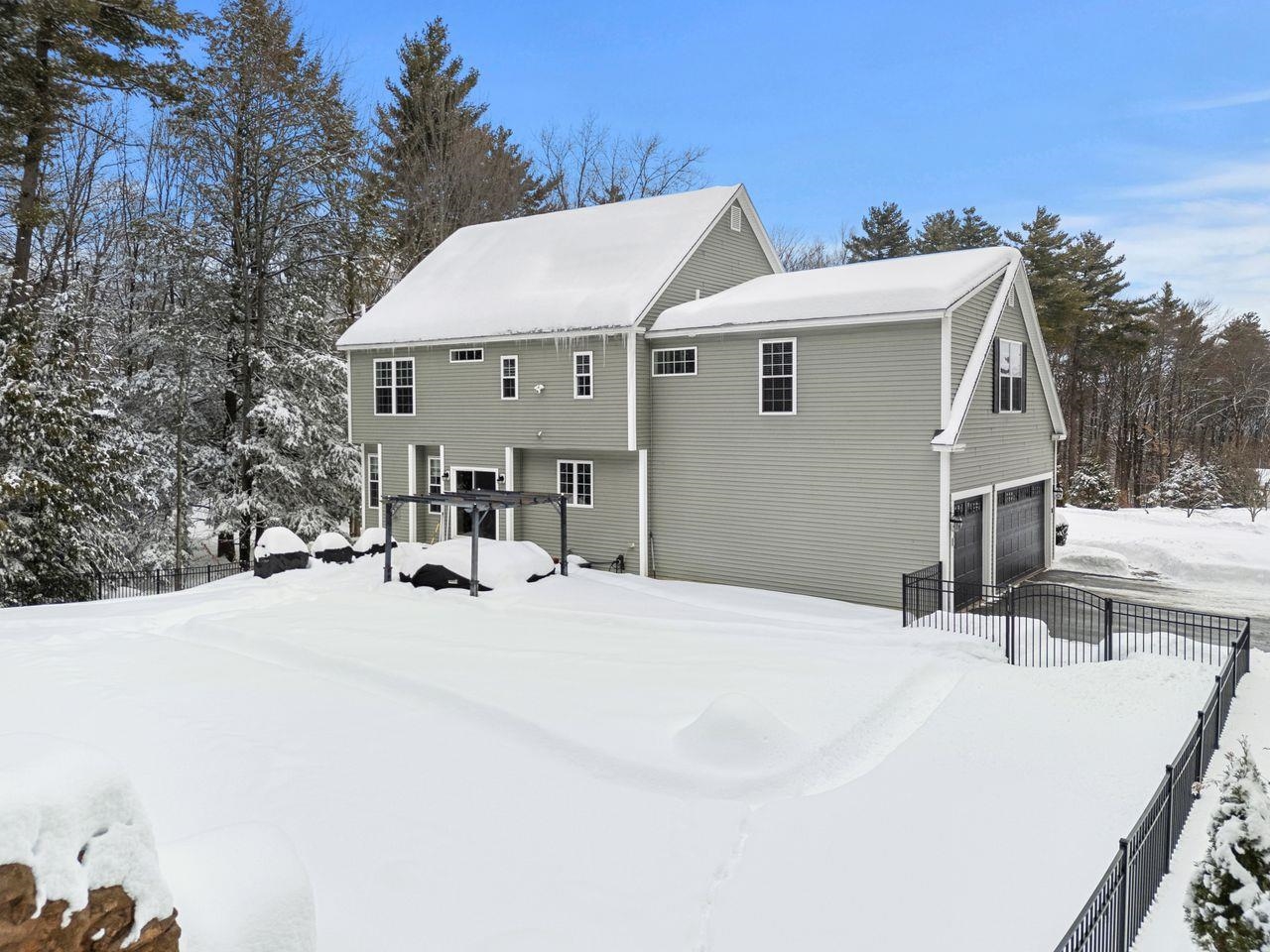 5 Harvest Ln, Bedford, NH 03110
