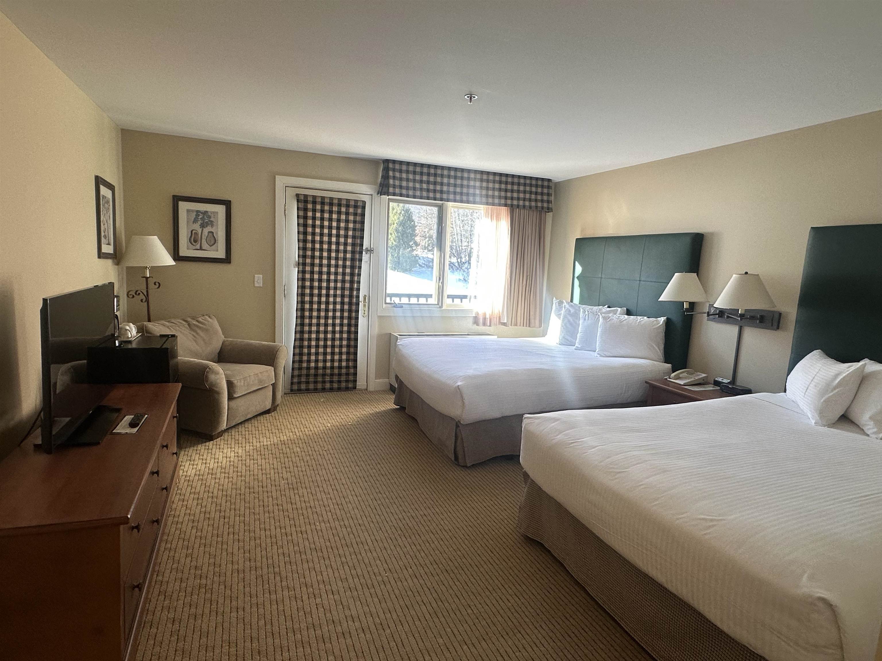 Bedroom w/ two queen size beds