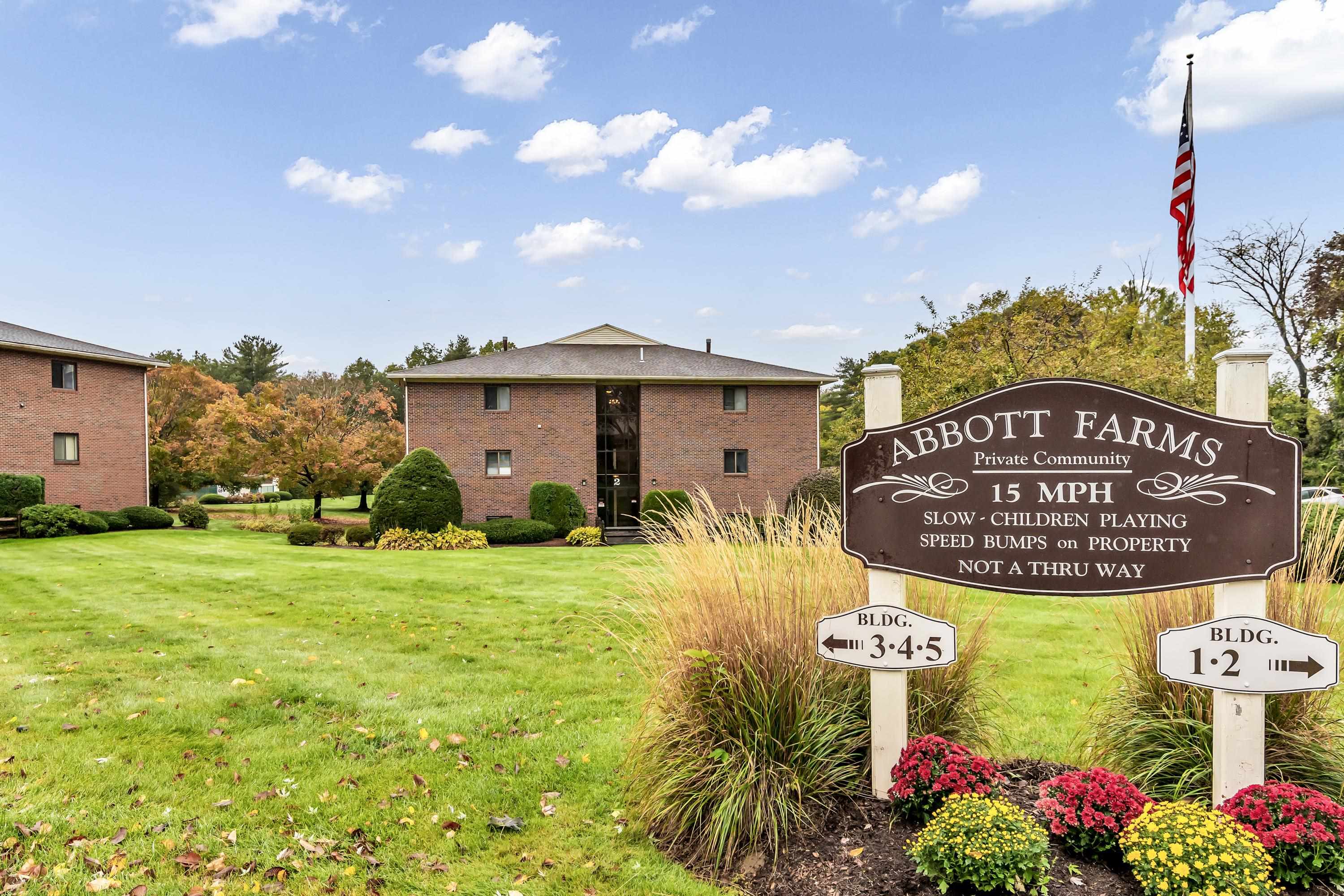 213 Abbott Farm Ln, Hudson, NH 03051