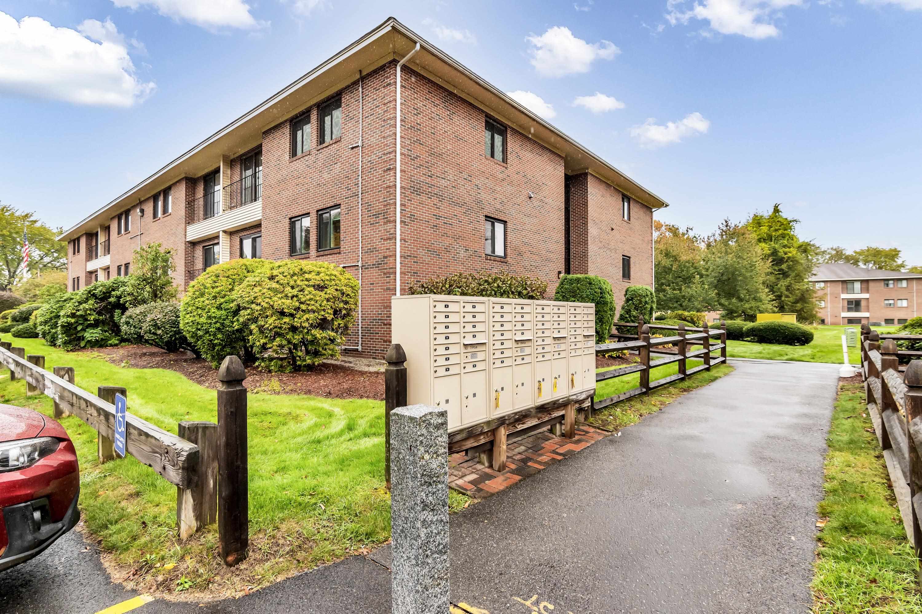 213 Abbott Farm Ln, Hudson, NH 03051