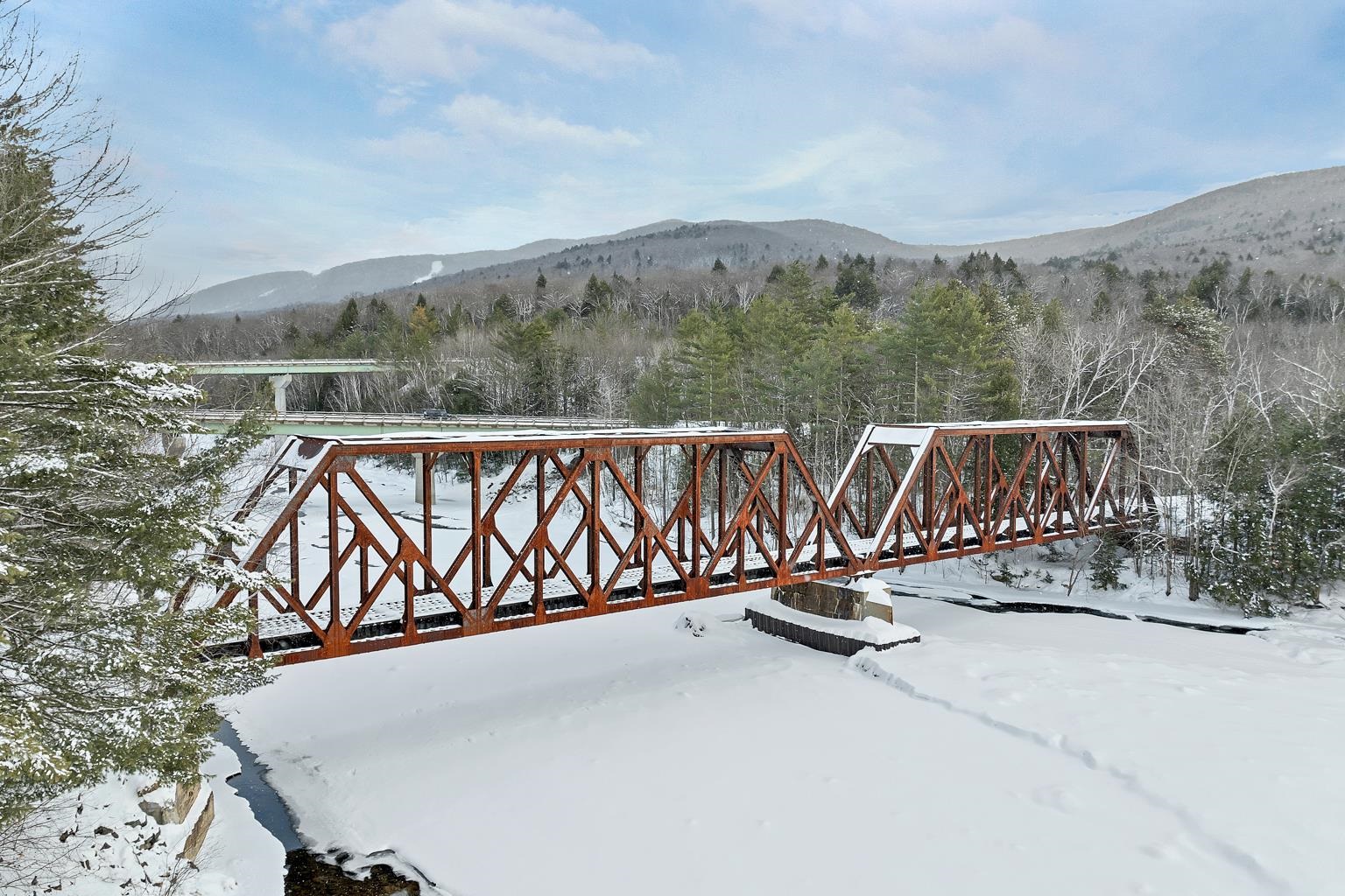 20 Crossing Dr, Woodstock, NH 03262