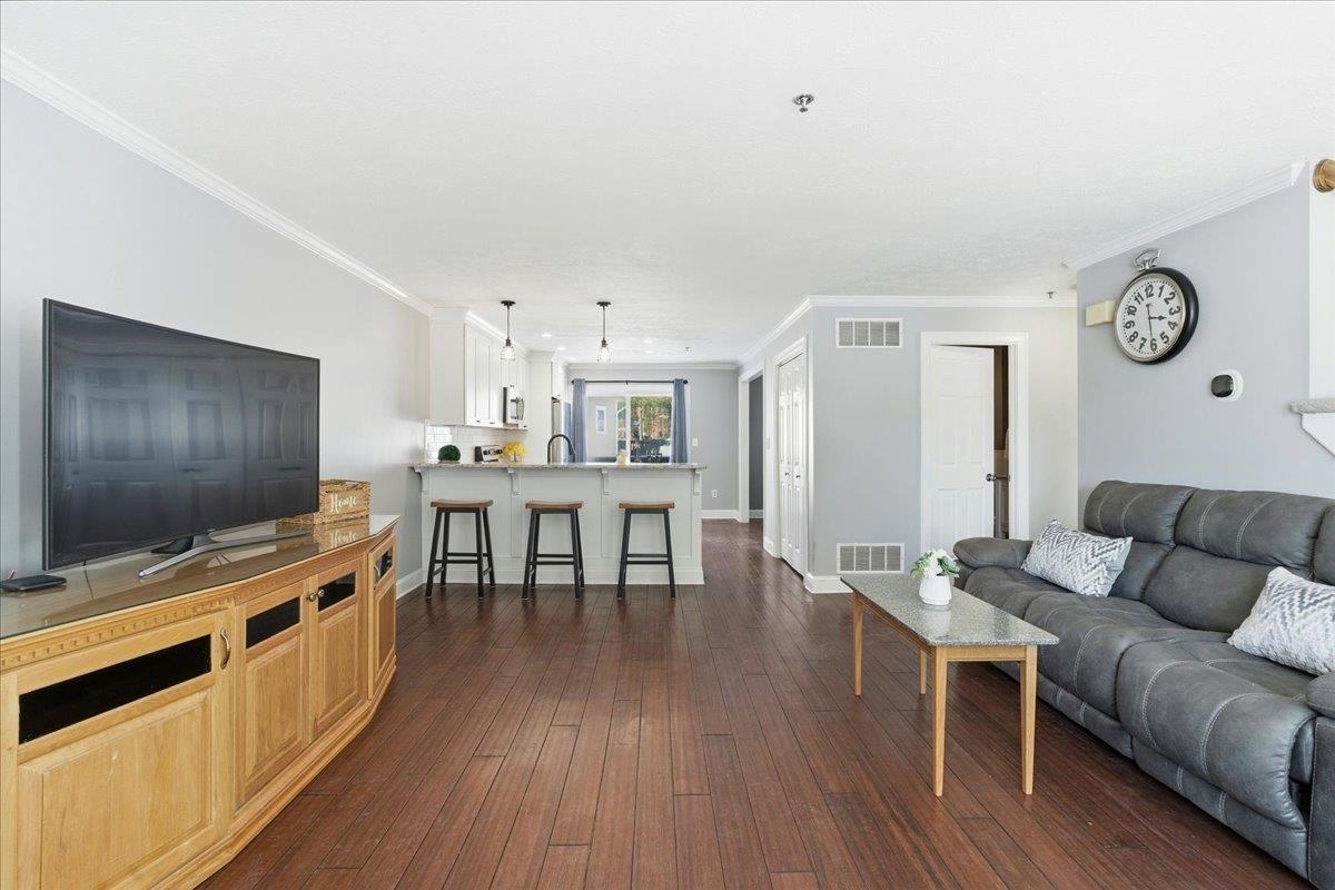 15 Shoal Creek Rd, Hudson, NH 03051