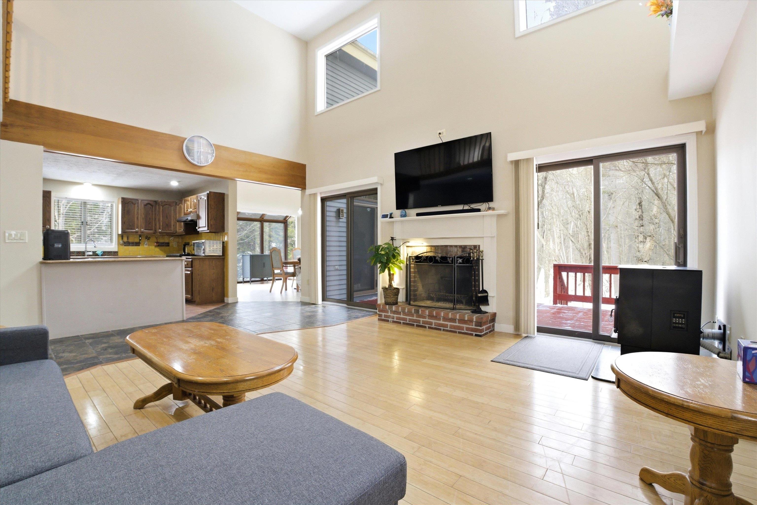 47 Drew Woods Dr, Derry, NH 03038