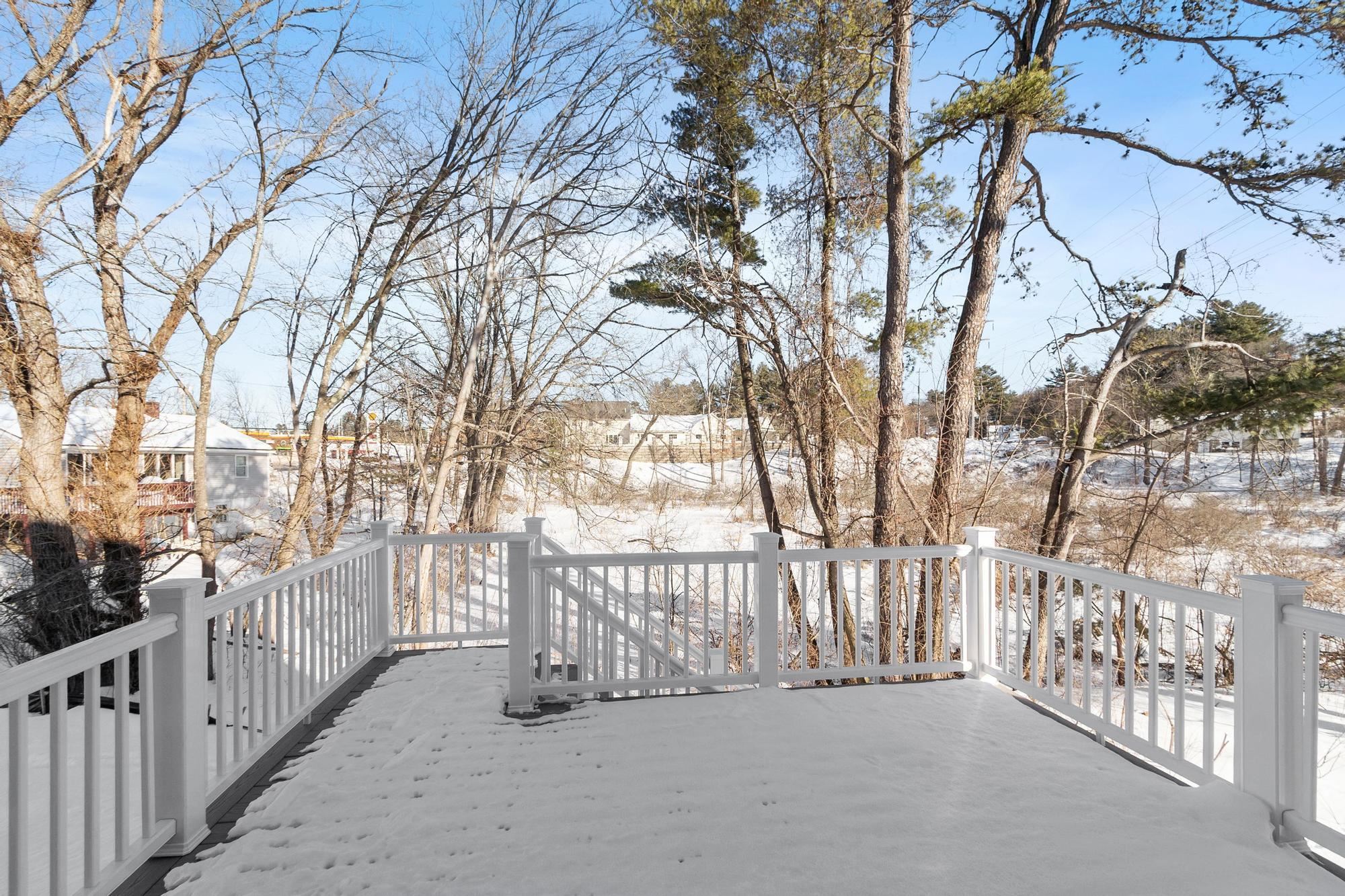 8 Meadowbrook Dr, Nashua, NH 03062