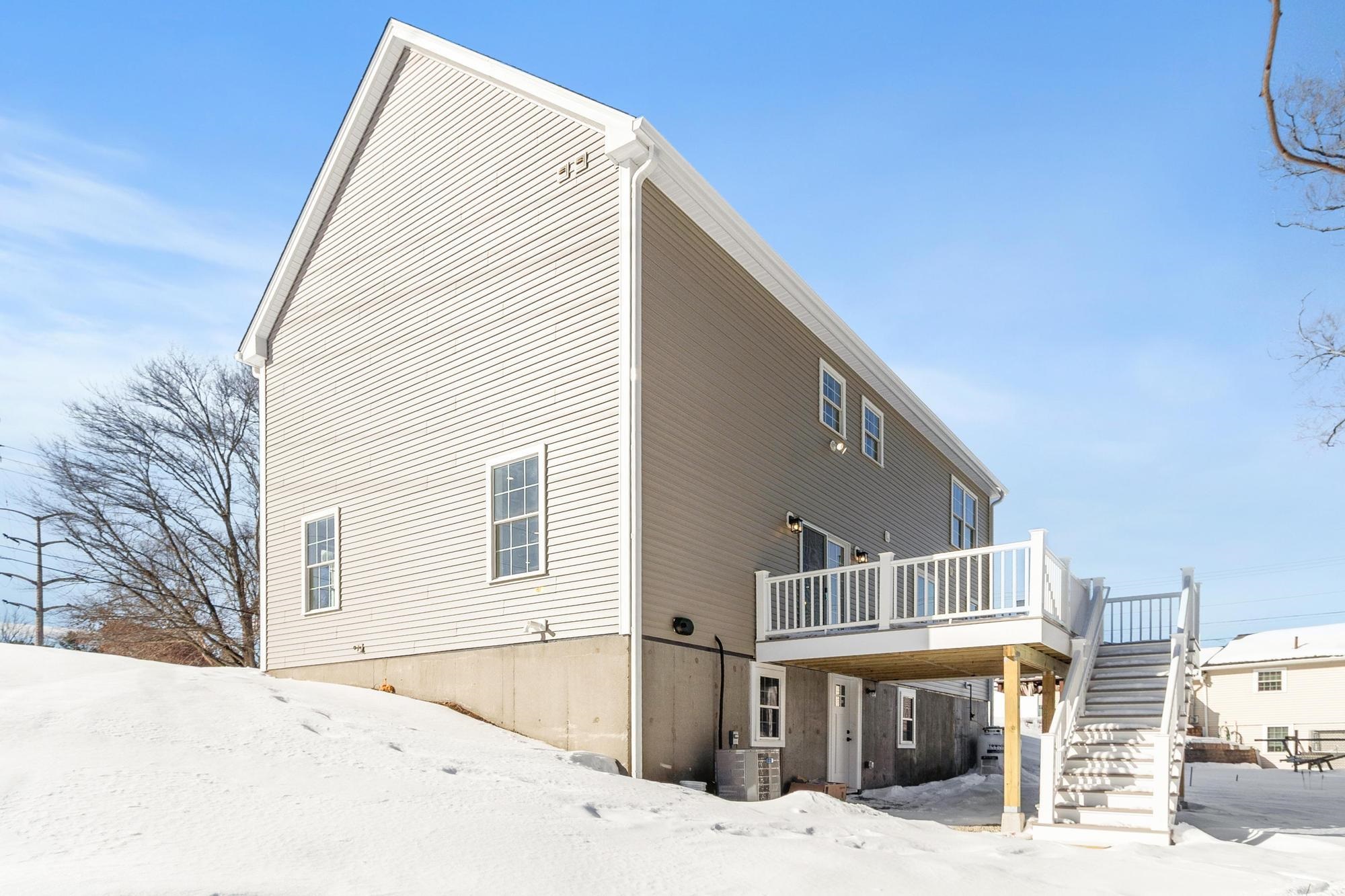 8 Meadowbrook Dr, Nashua, NH 03062