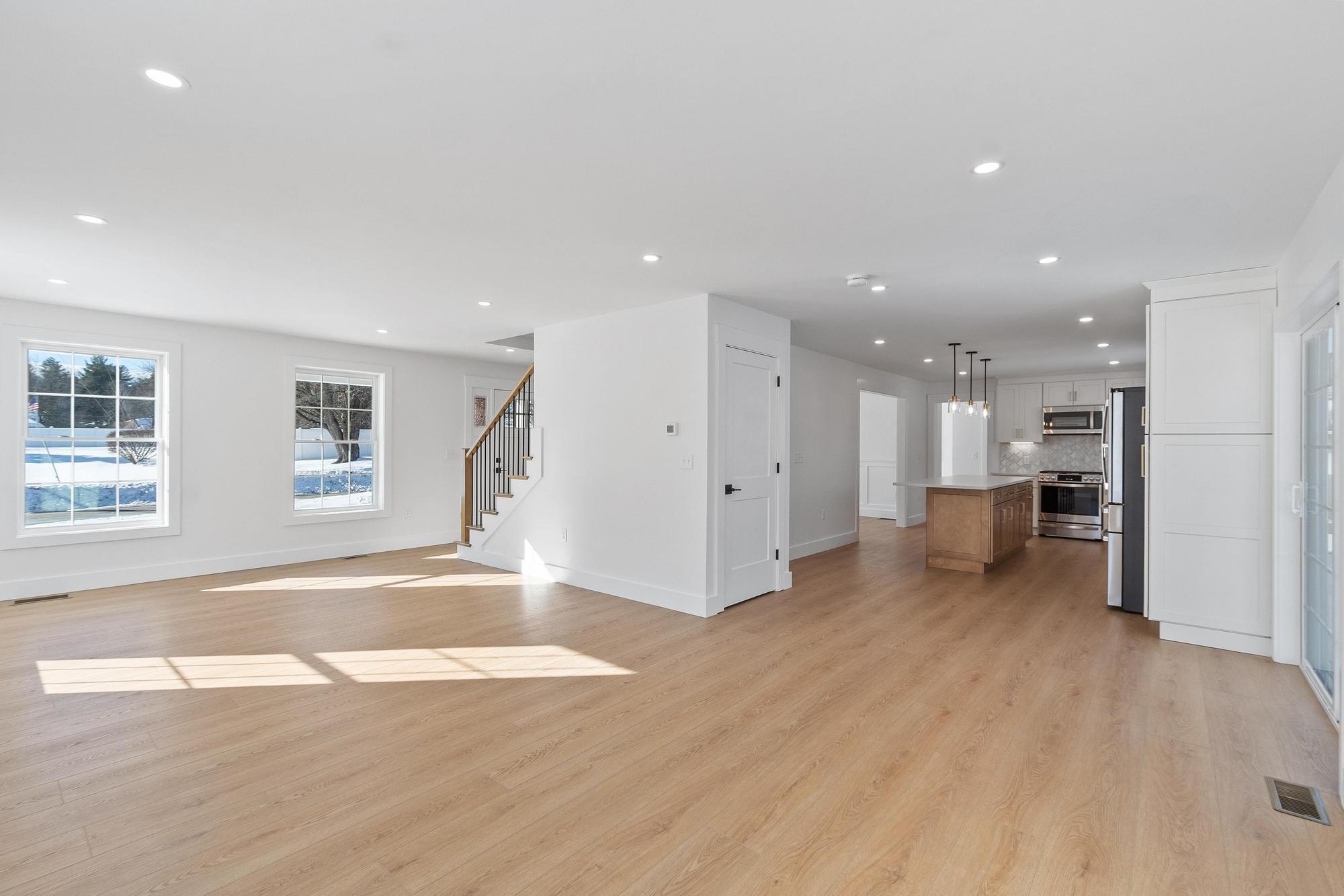 8 Meadowbrook Dr, Nashua, NH 03062