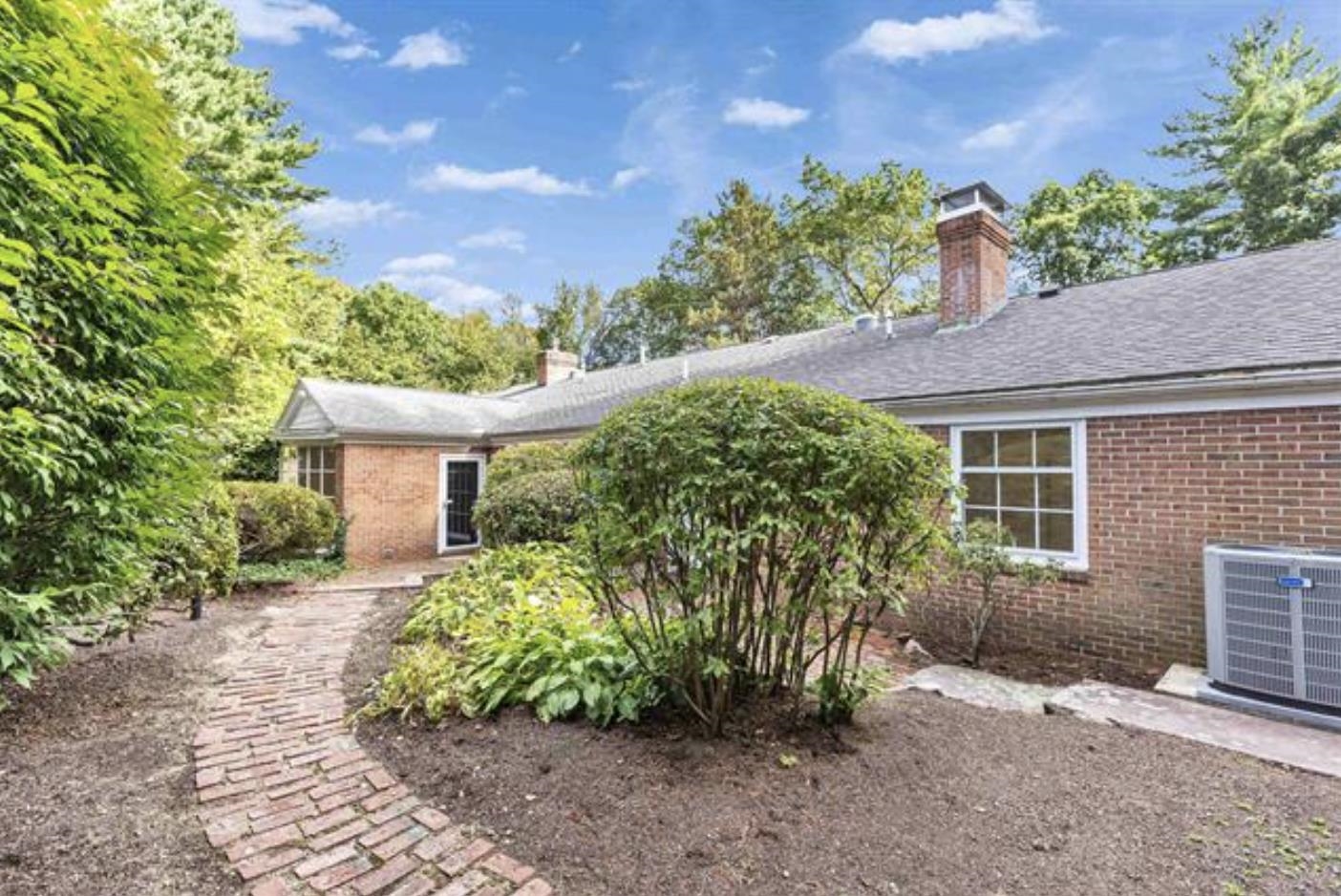 120 Ledgewood Rd, Manchester, NH 03104