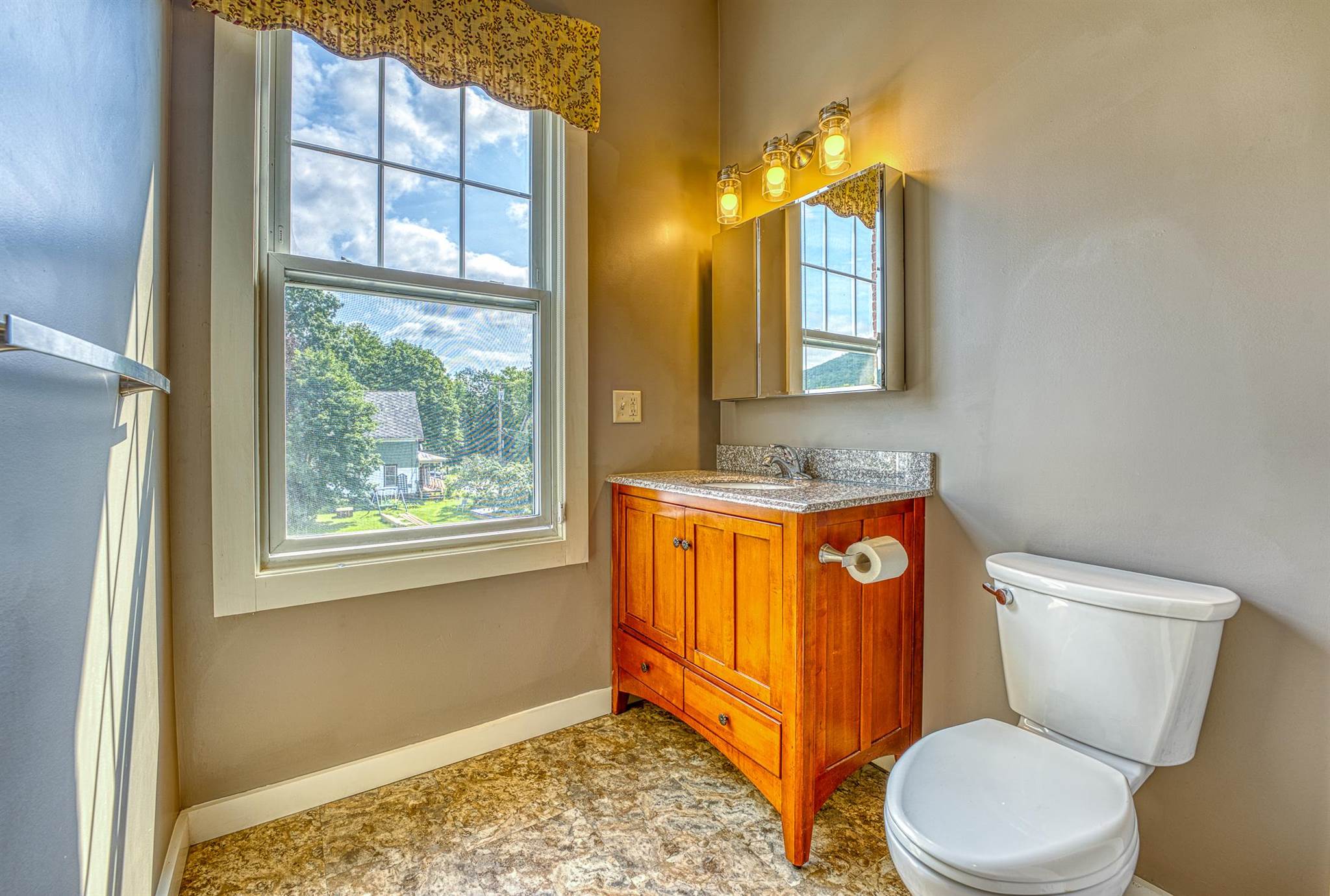 2 - 6 Perkins Pl, Haverhill, NH 03785