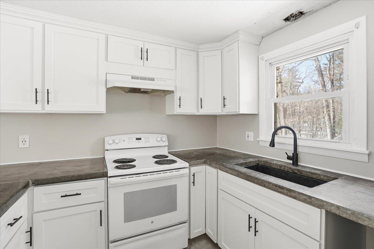 6 Hemlock Dr, Pelham, NH 03076