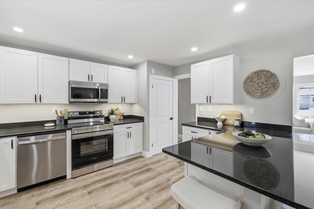 8 Park Dr, Bedford, NH 03110