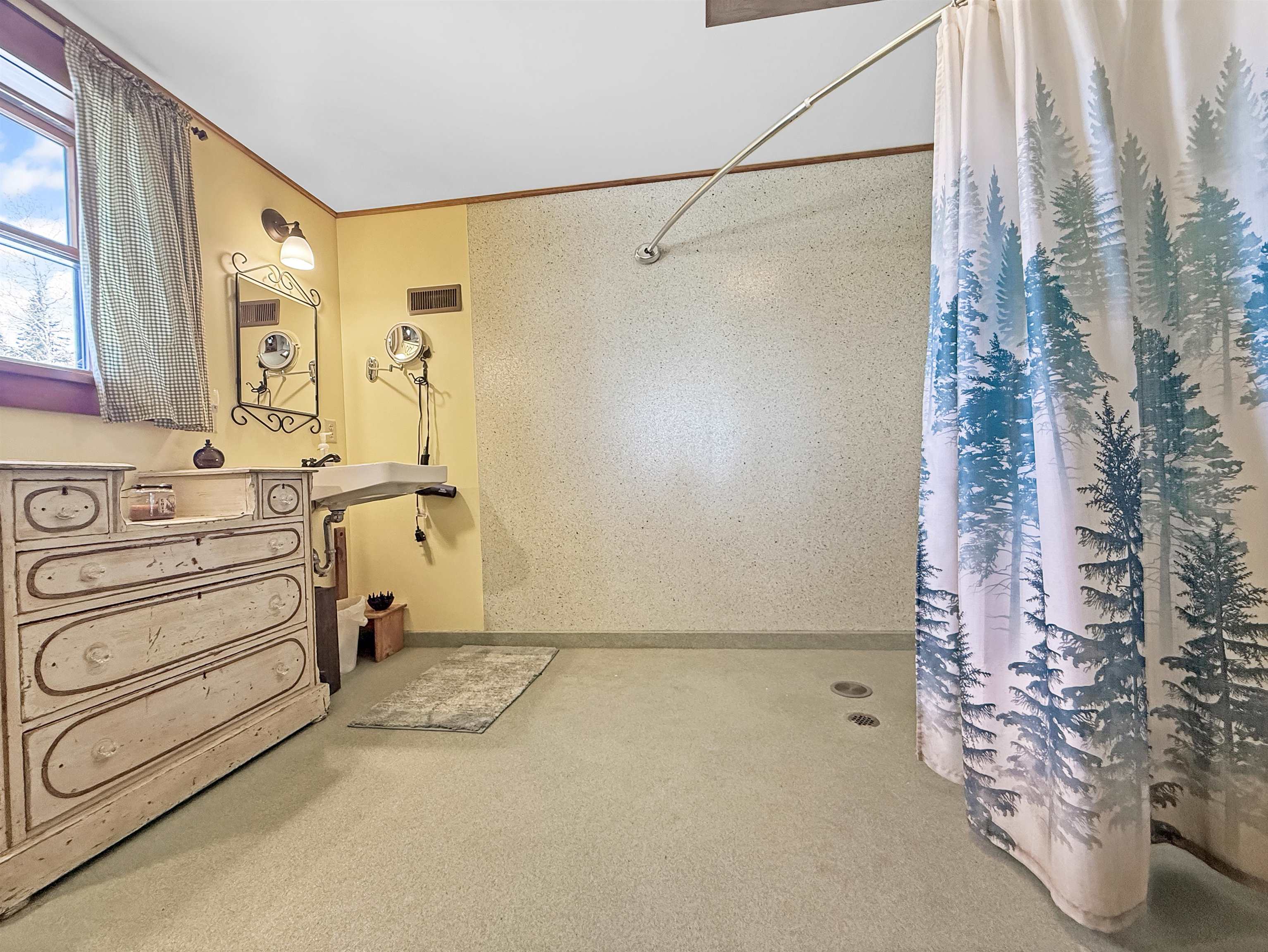 706 Diamond Pond Rd, Colebrook, NH 03576