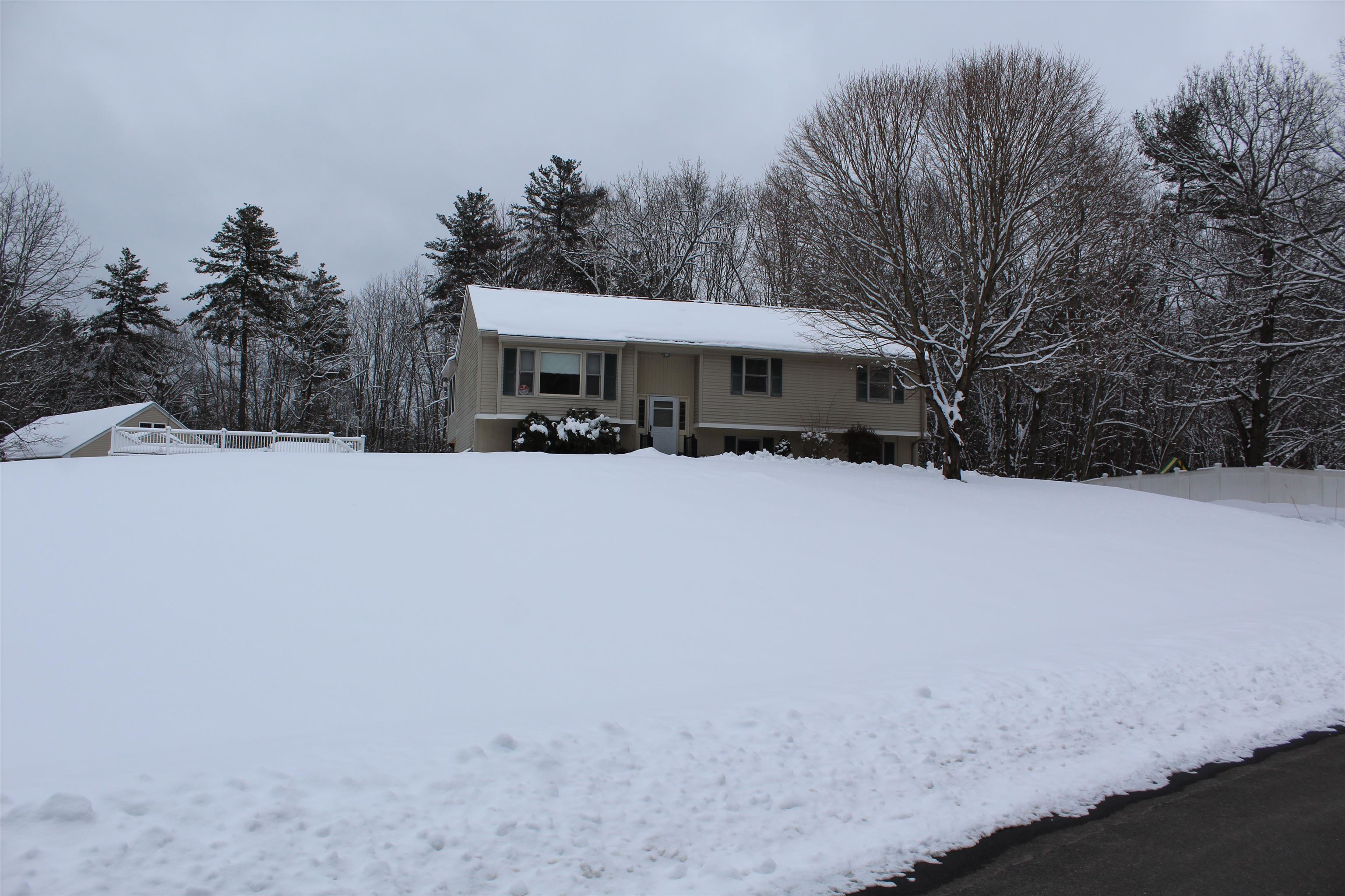 16 Towne Dr, Derry, NH 03038