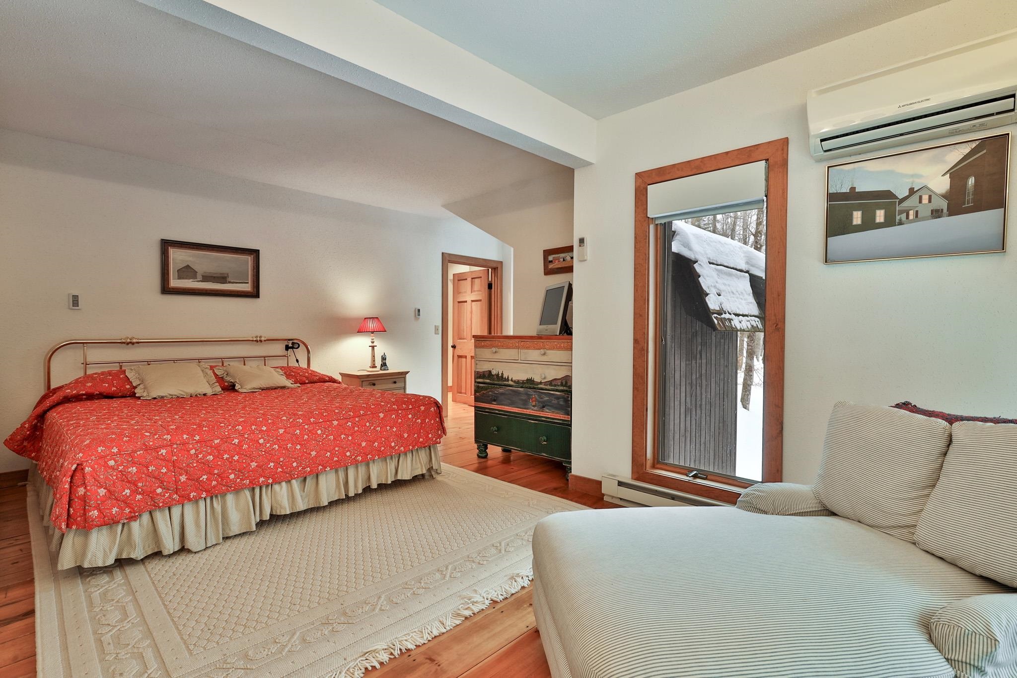 Lower level ensuite bedroom 24730446
