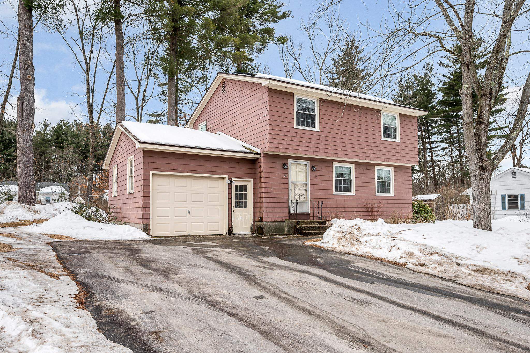 14 Spruce St, Hudson, NH 03051