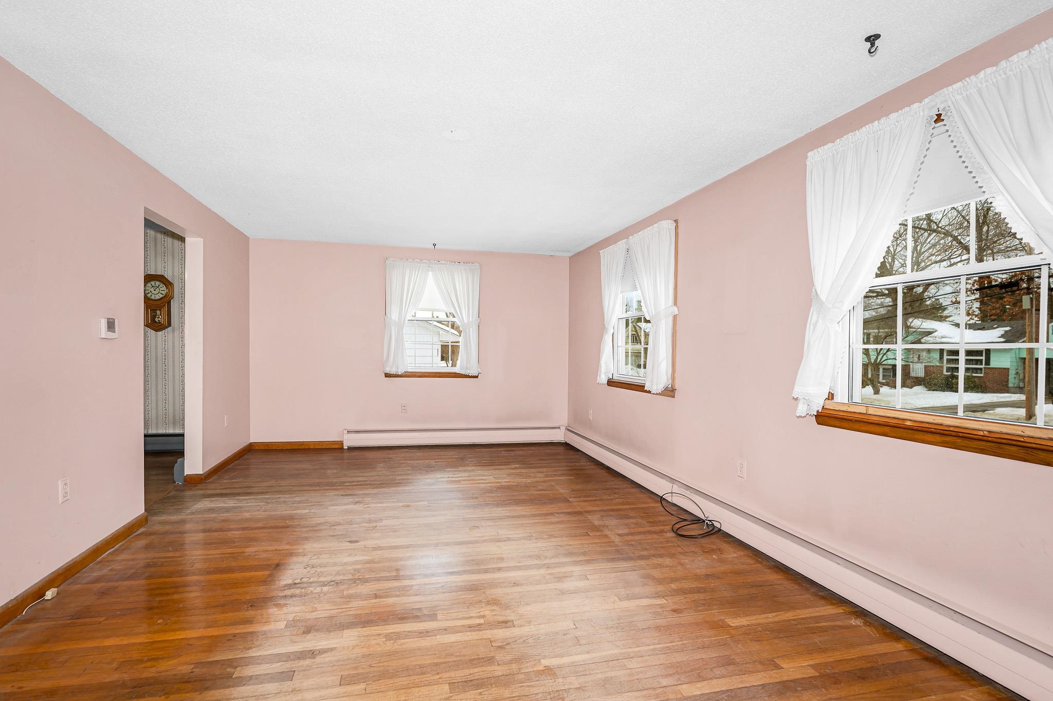 14 Spruce St, Hudson, NH 03051