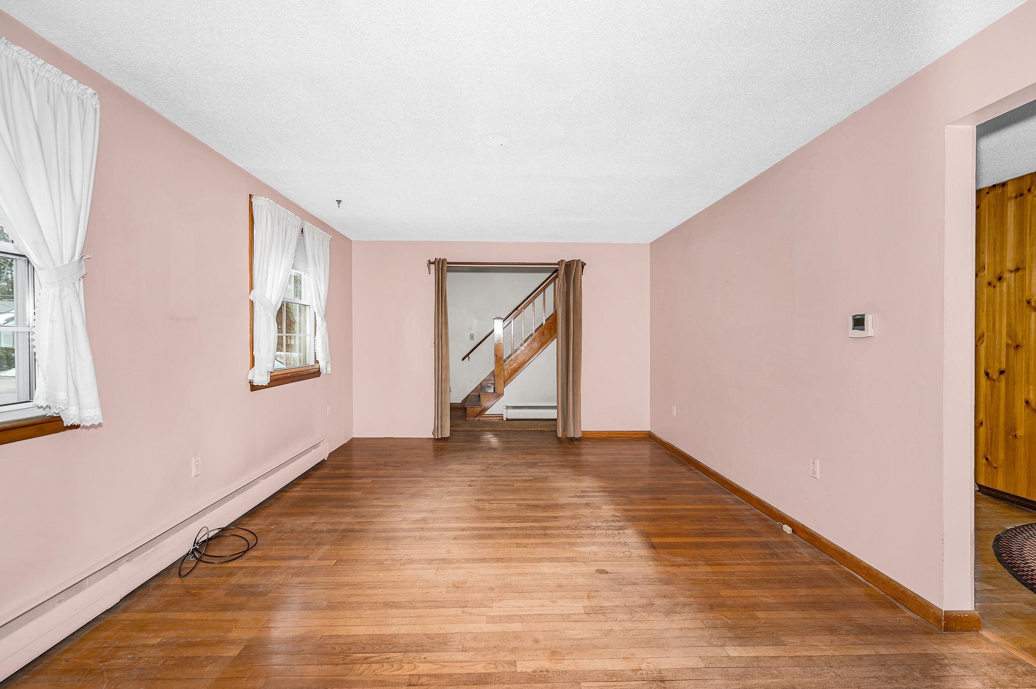 14 Spruce St, Hudson, NH 03051