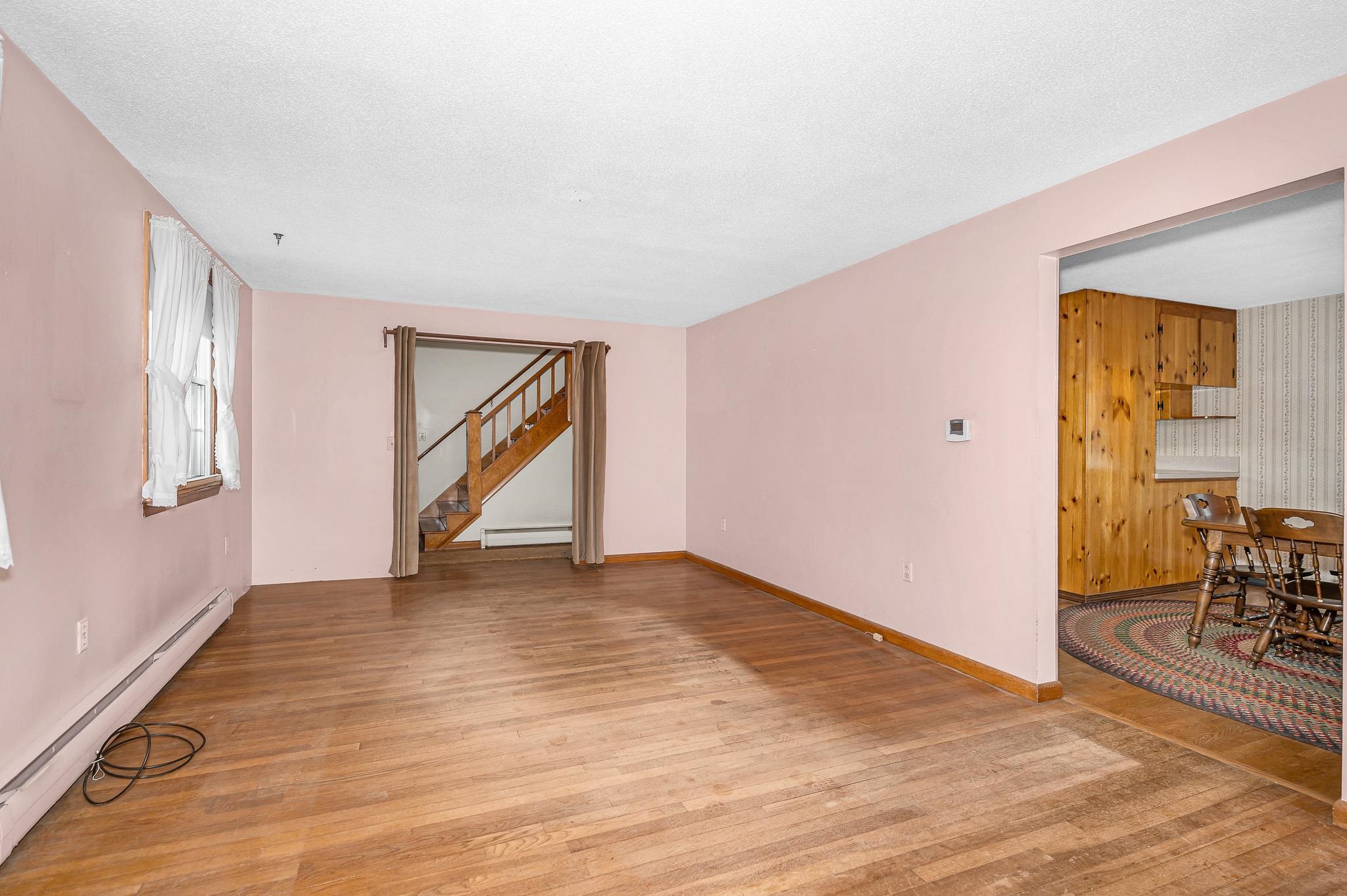 14 Spruce St, Hudson, NH 03051