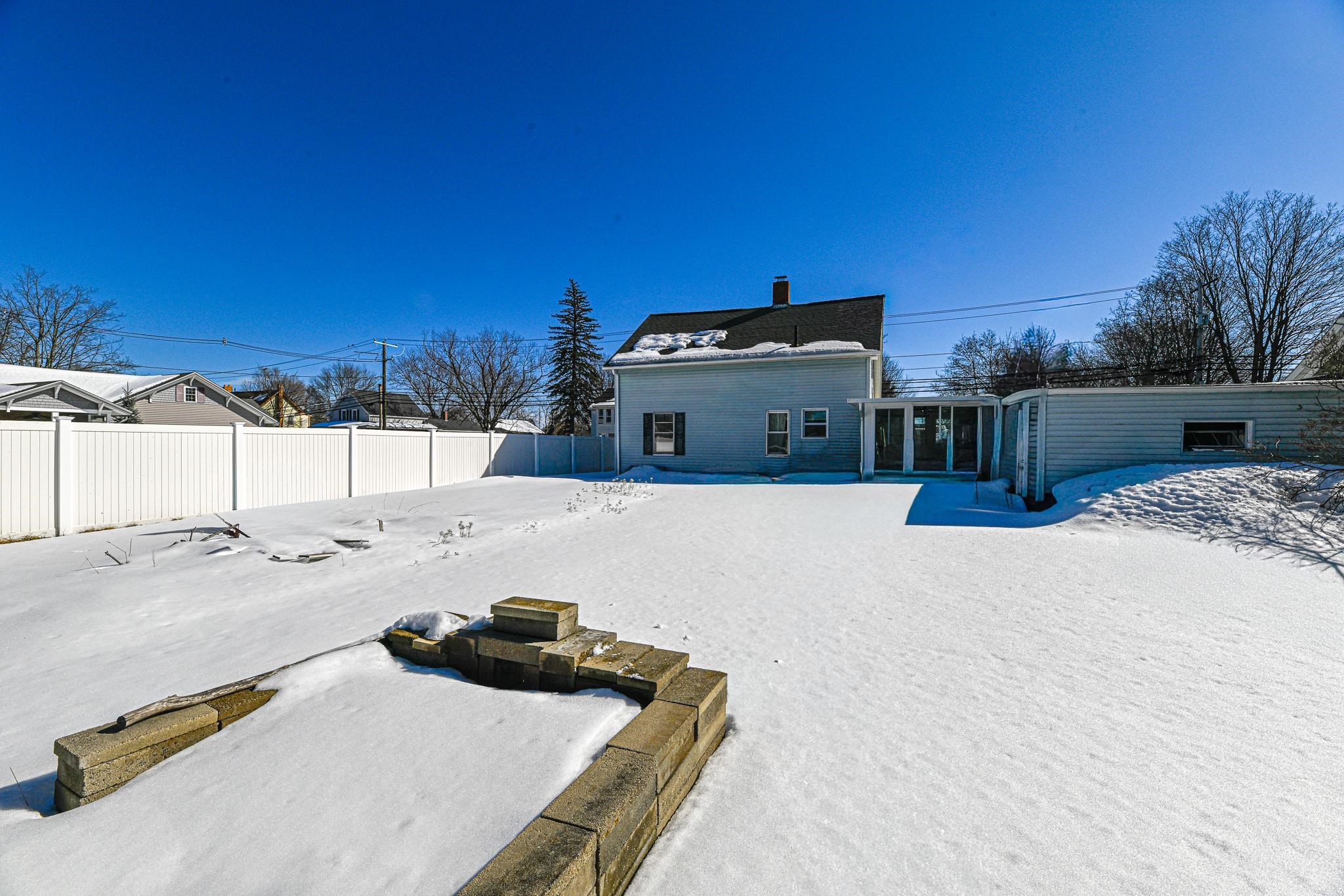 49 Washington St, Rochester, NH 03867