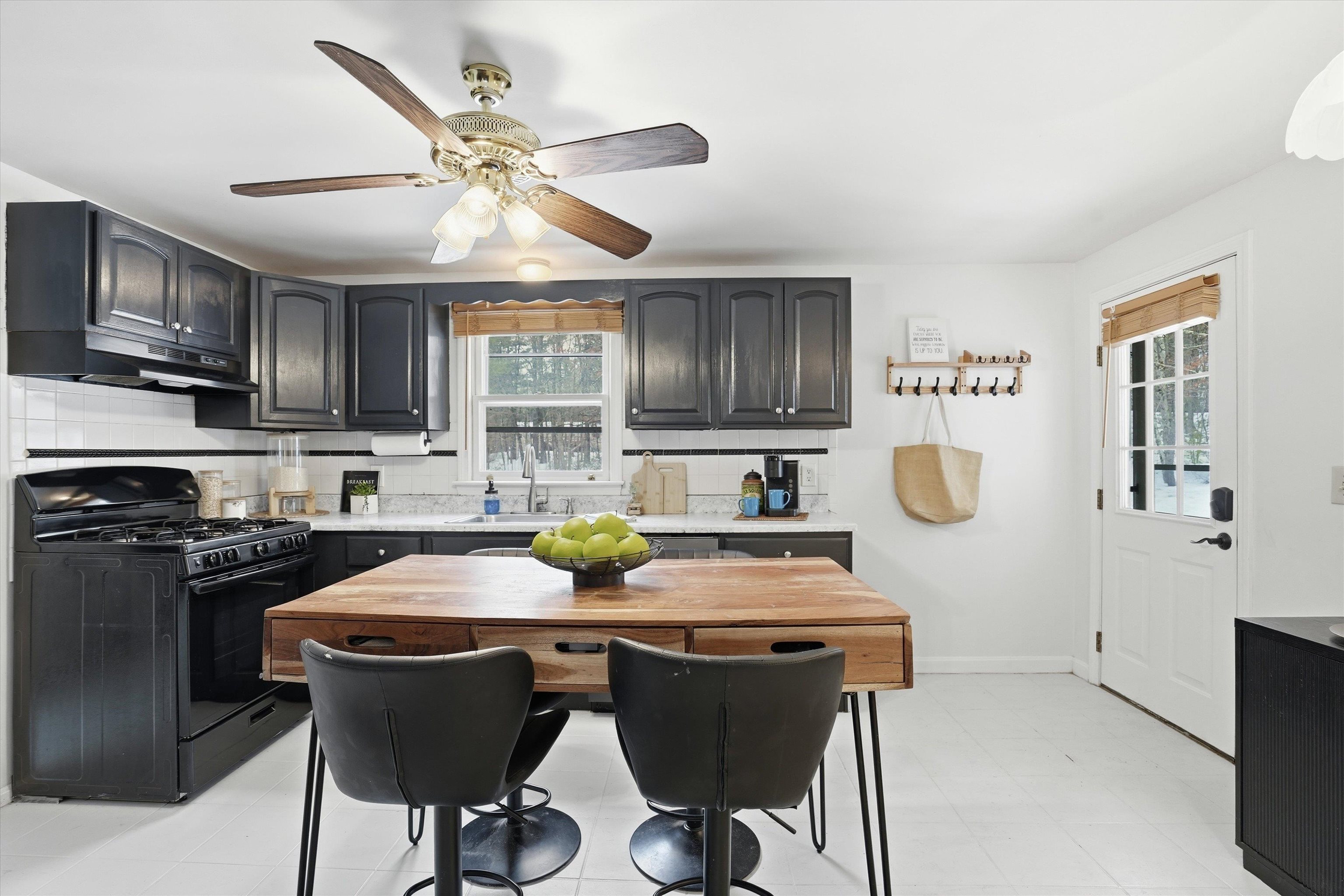 128 Sandstone Cir, Londonderry, NH 03053