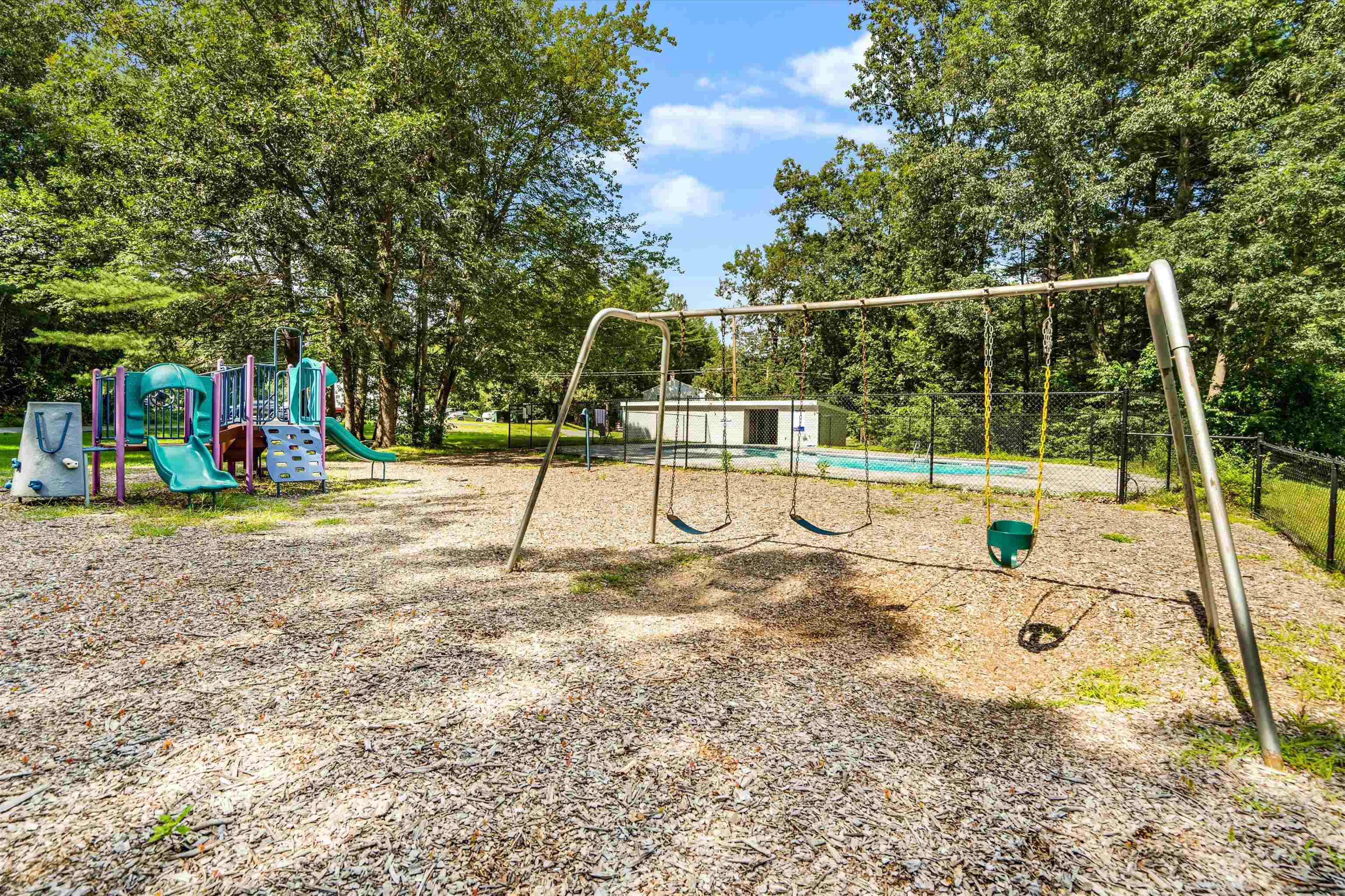 128 Sandstone Cir, Londonderry, NH 03053