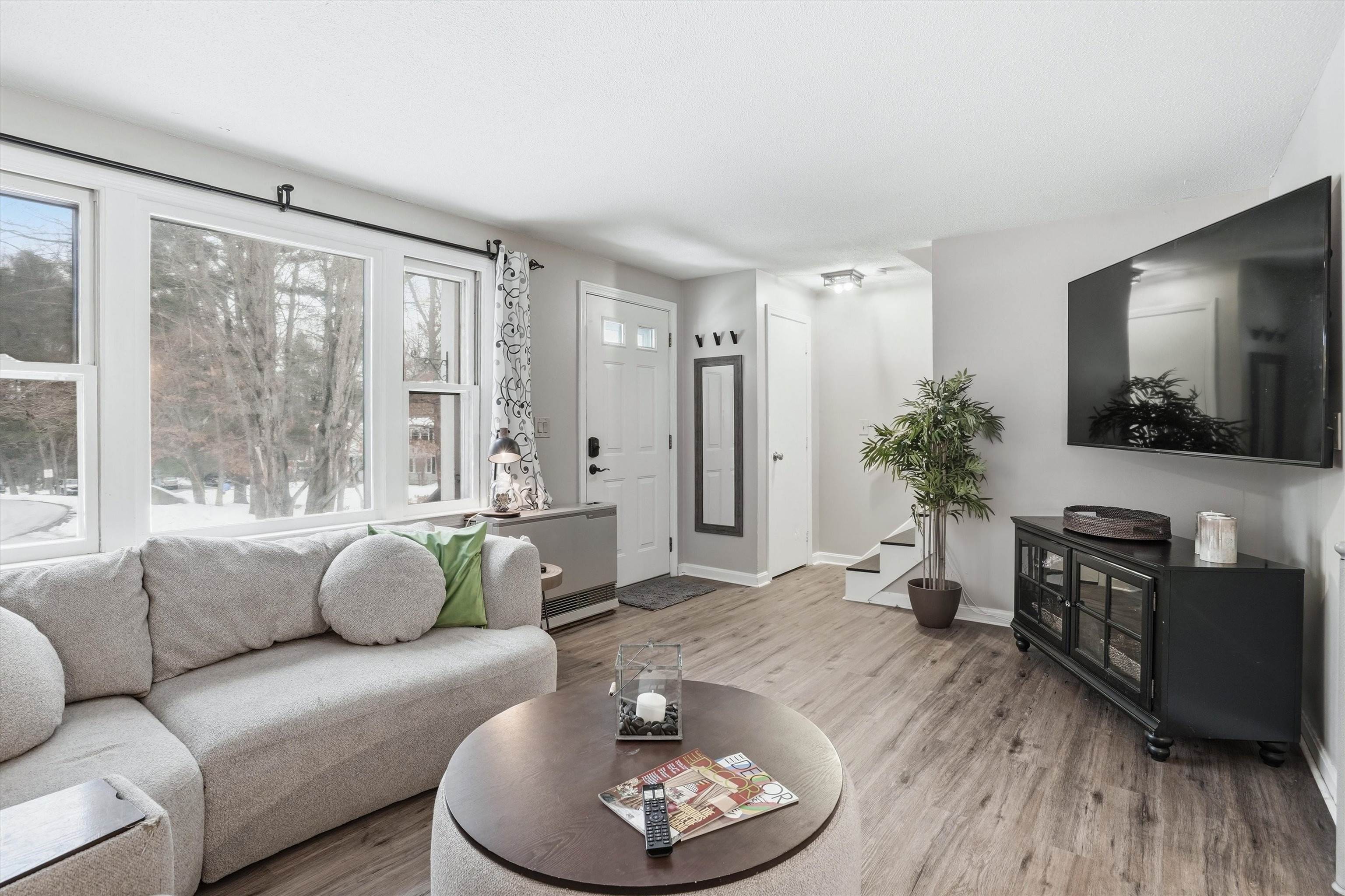 128 Sandstone Cir, Londonderry, NH 03053