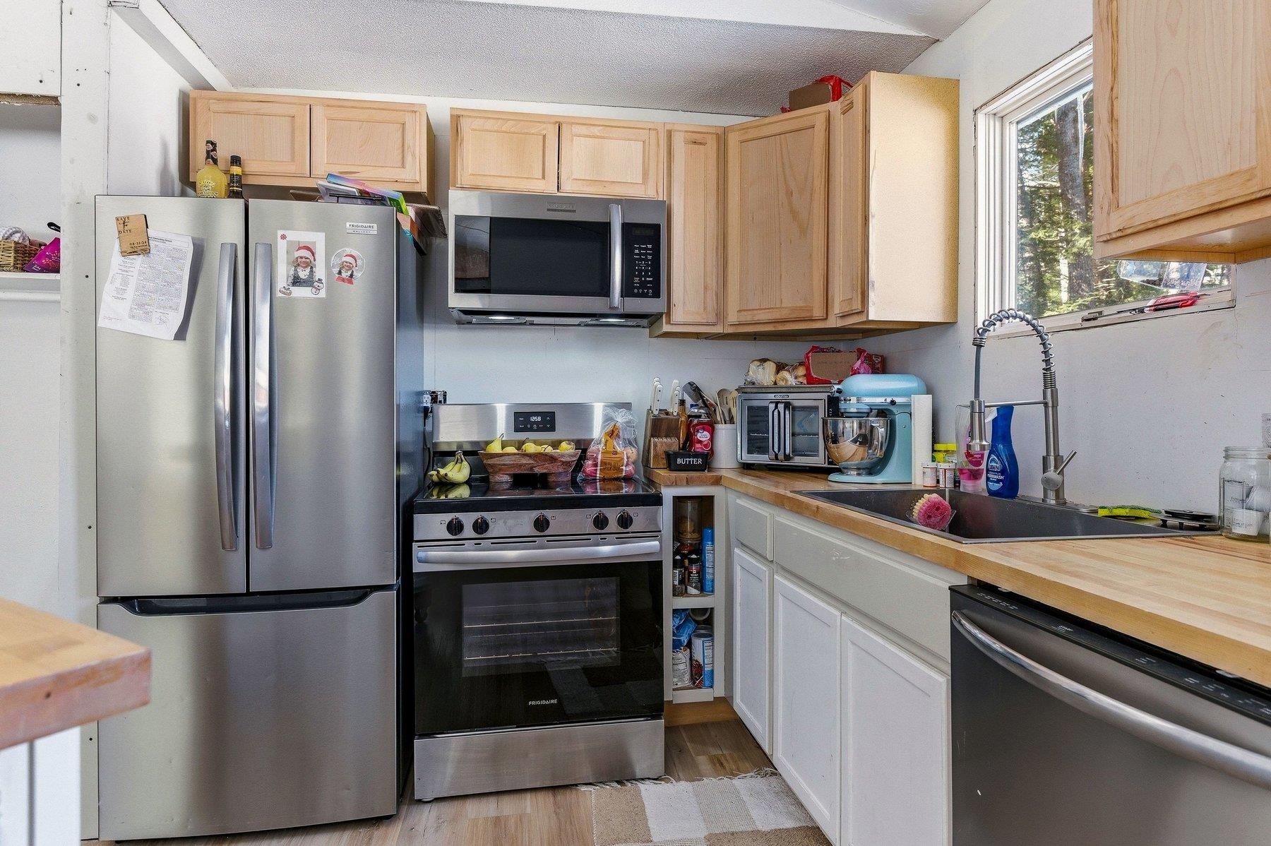 9 W Hill Pl, Barnstead, NH 03225