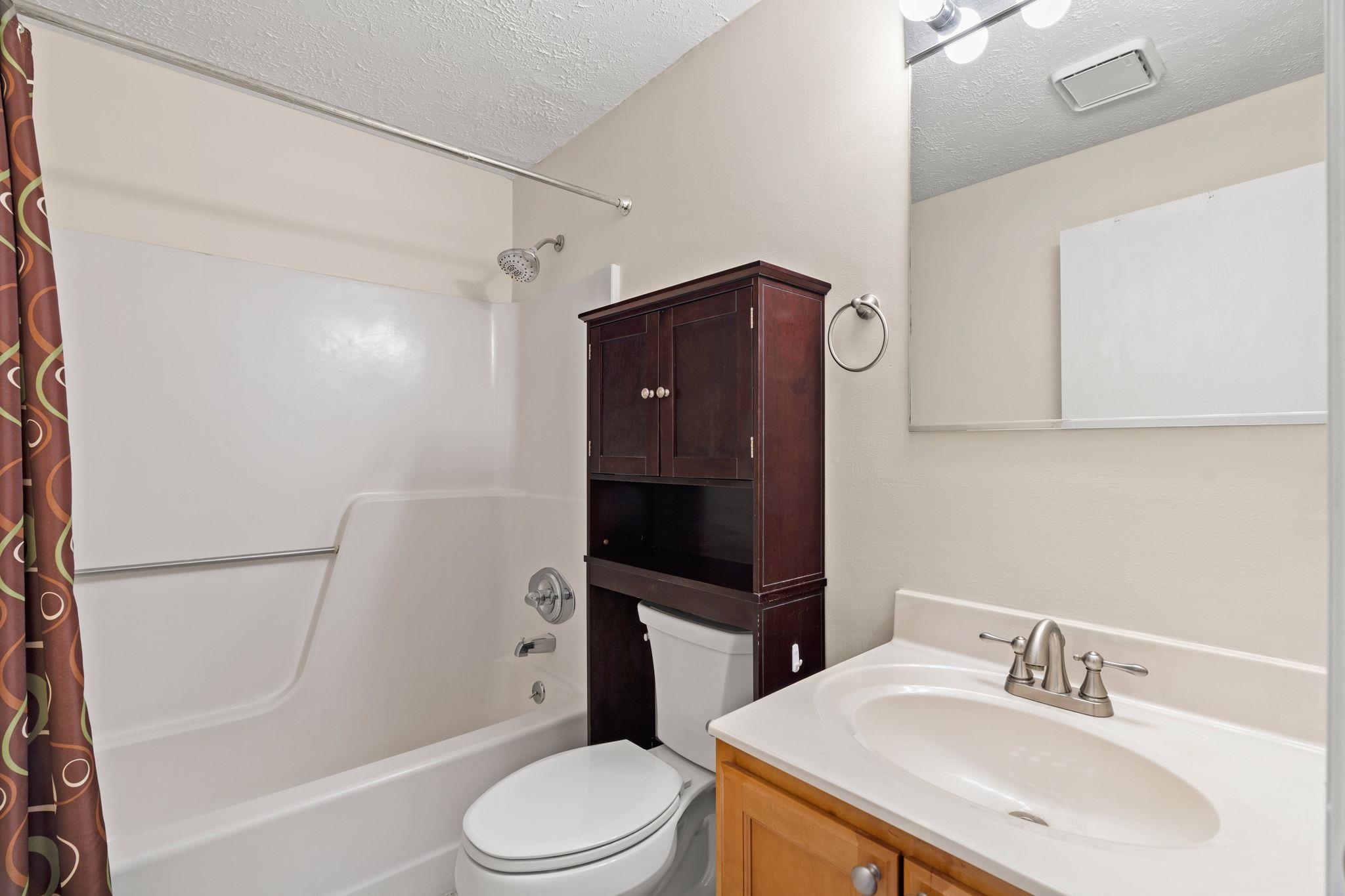 555 Calef Rd, Manchester, NH 03103