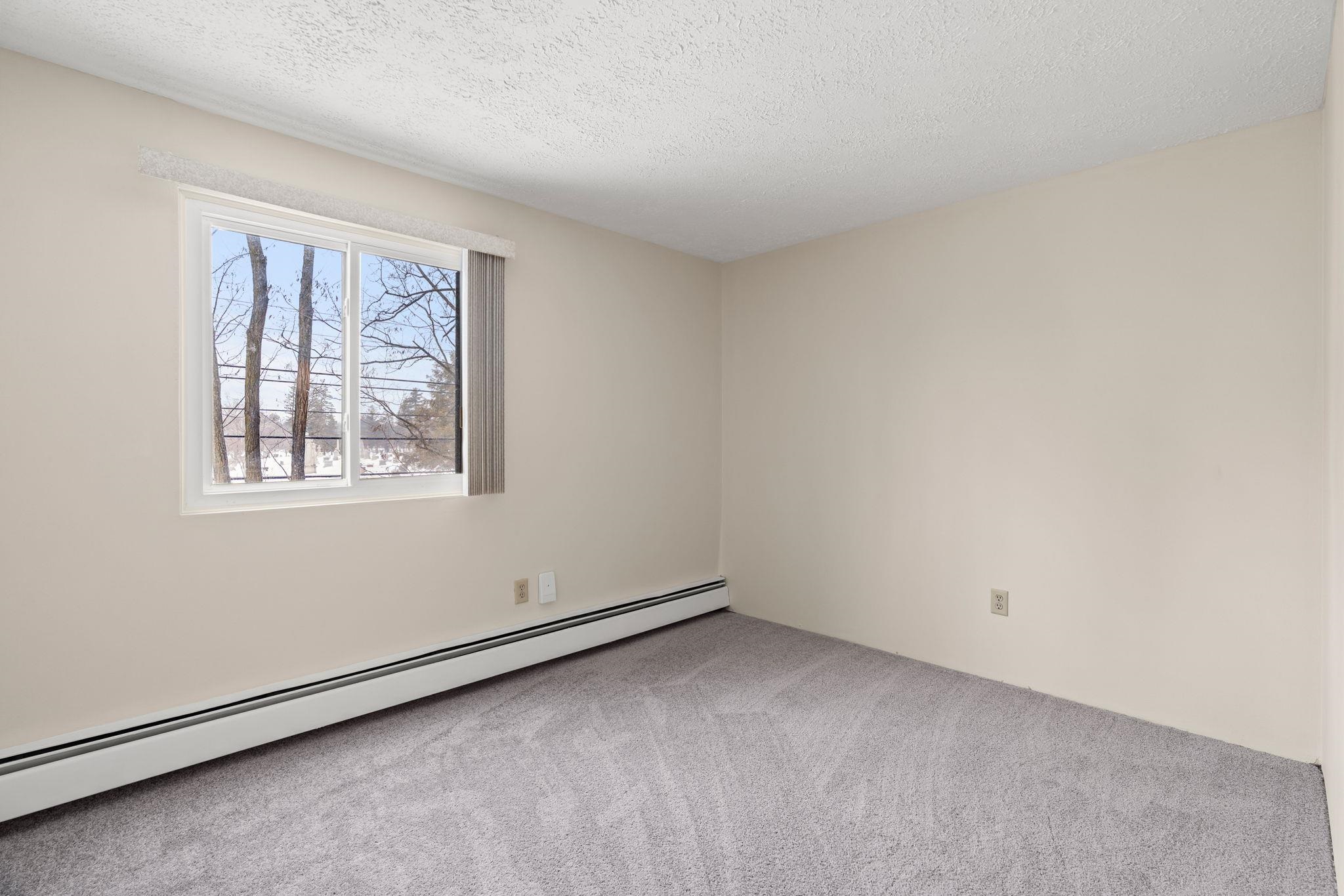 555 Calef Rd, Manchester, NH 03103