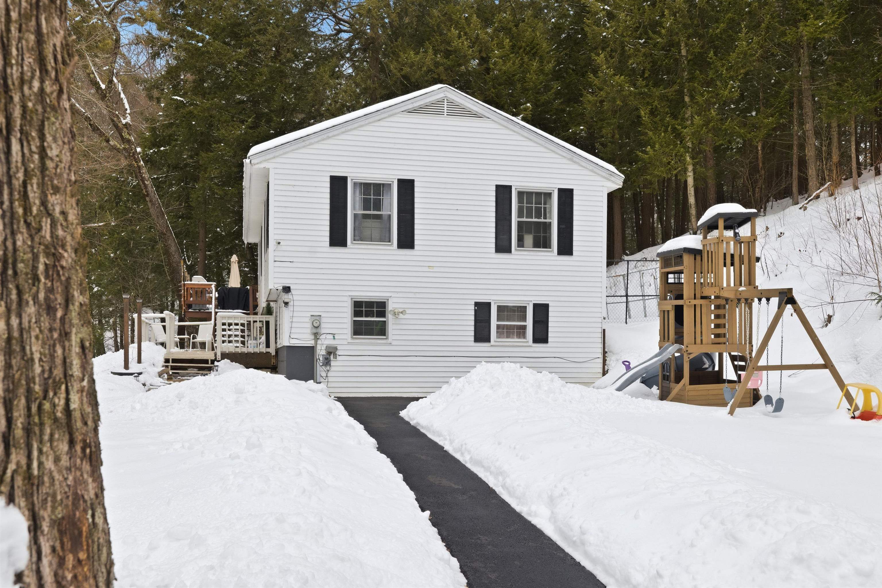 82 Scotts Dr, Charlestown, NH 03603