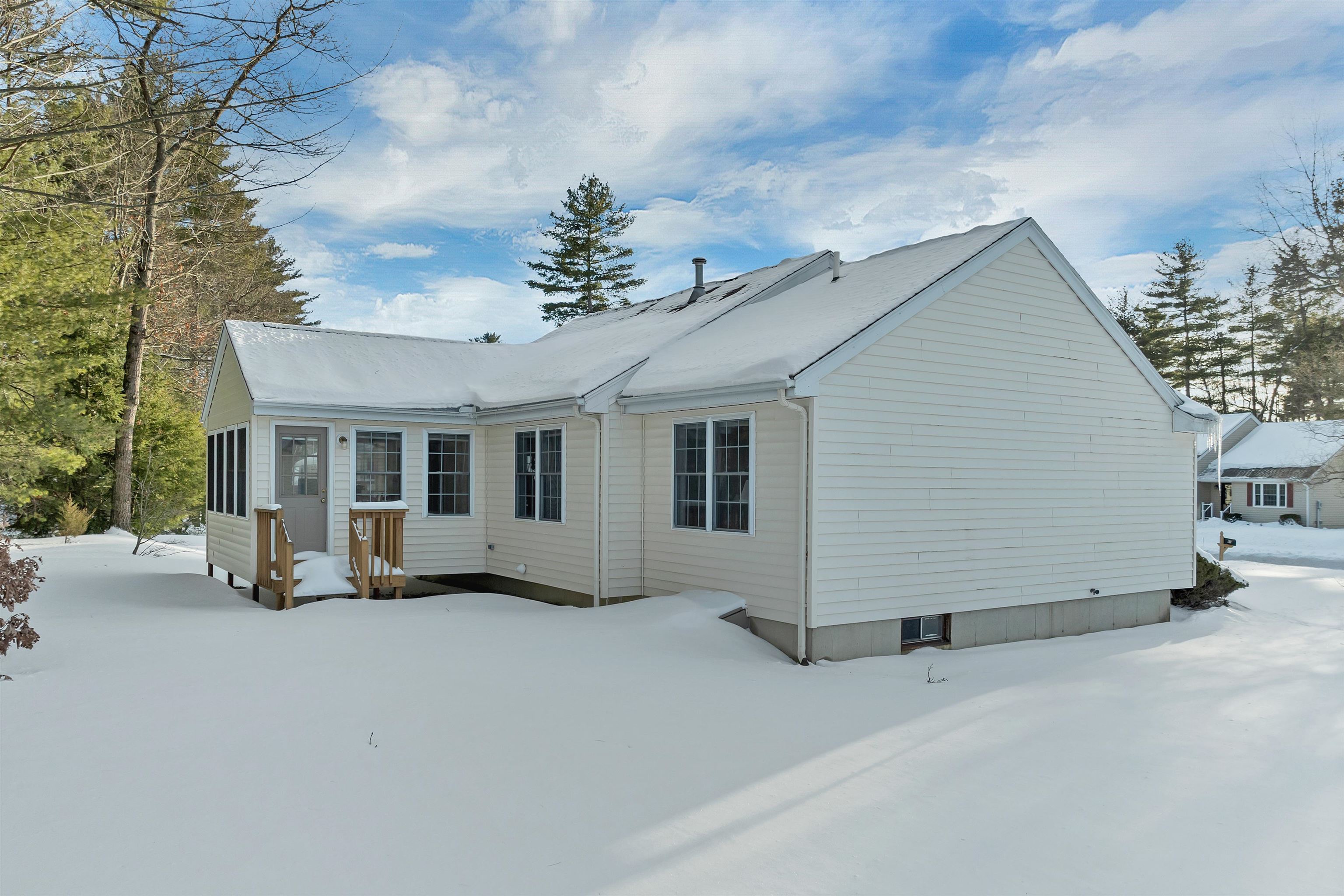 65 Glasgow Cir, Hudson, NH 03051
