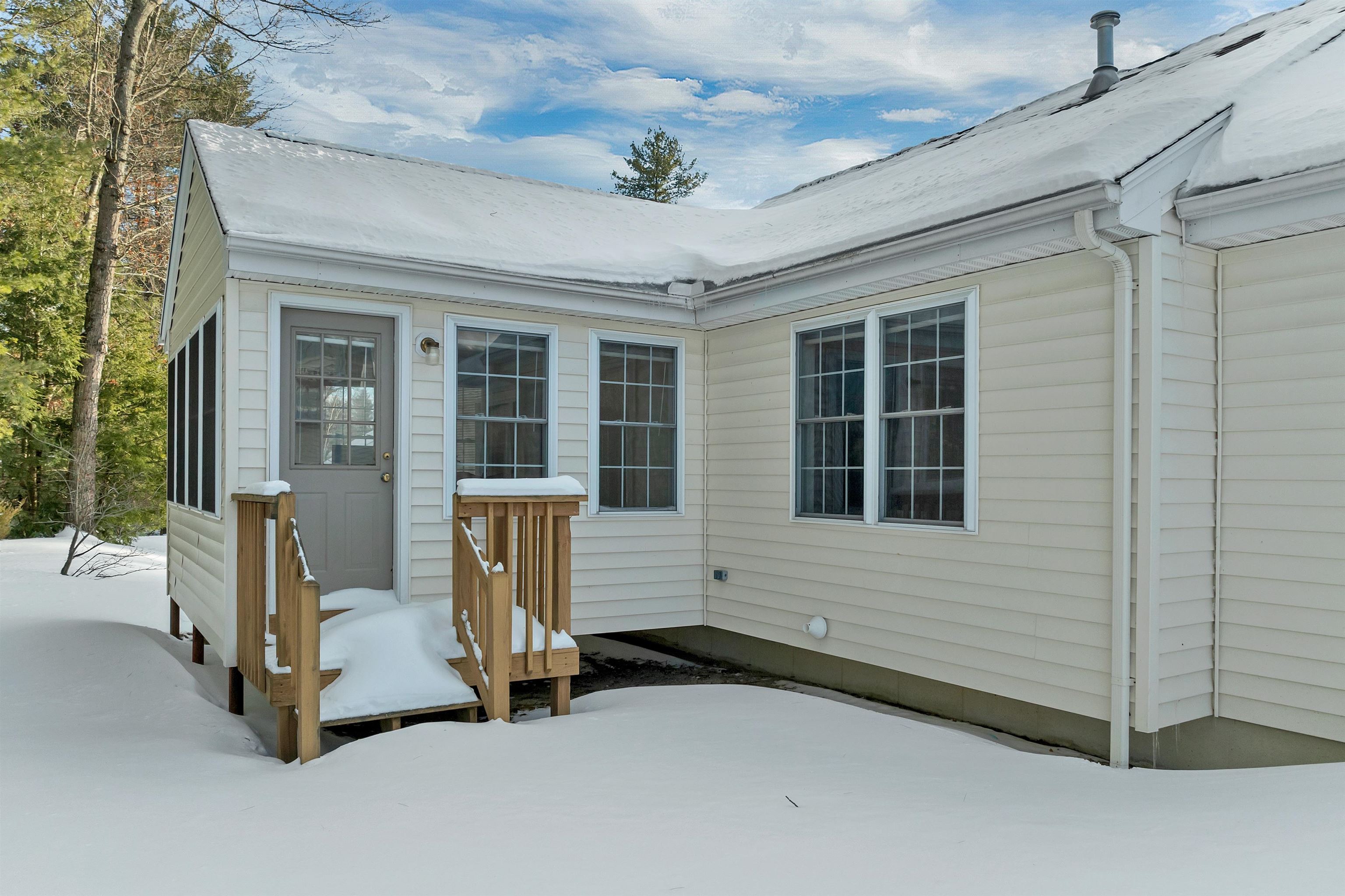 65 Glasgow Cir, Hudson, NH 03051