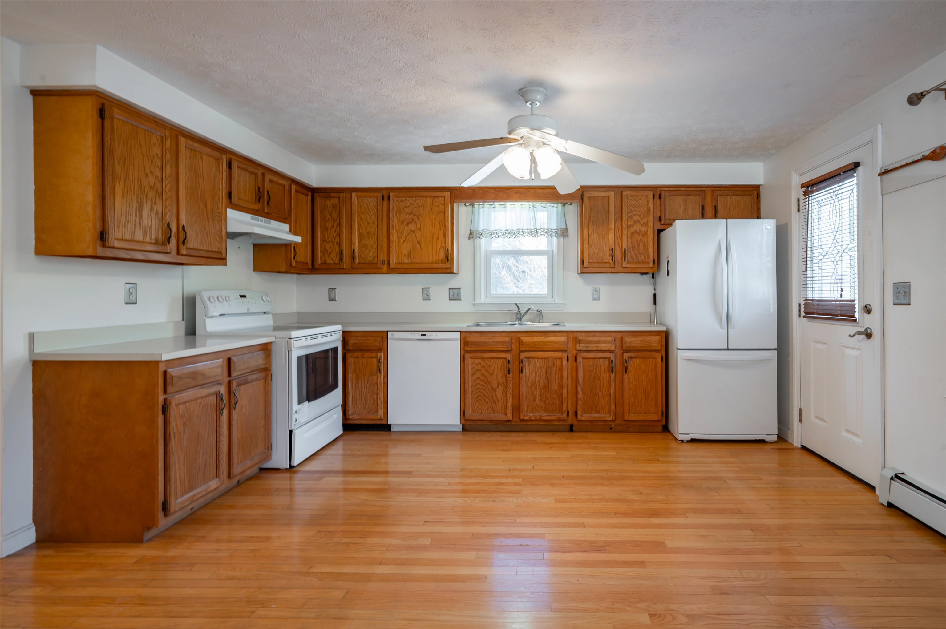 12 Morway Dr, Londonderry, NH 03053