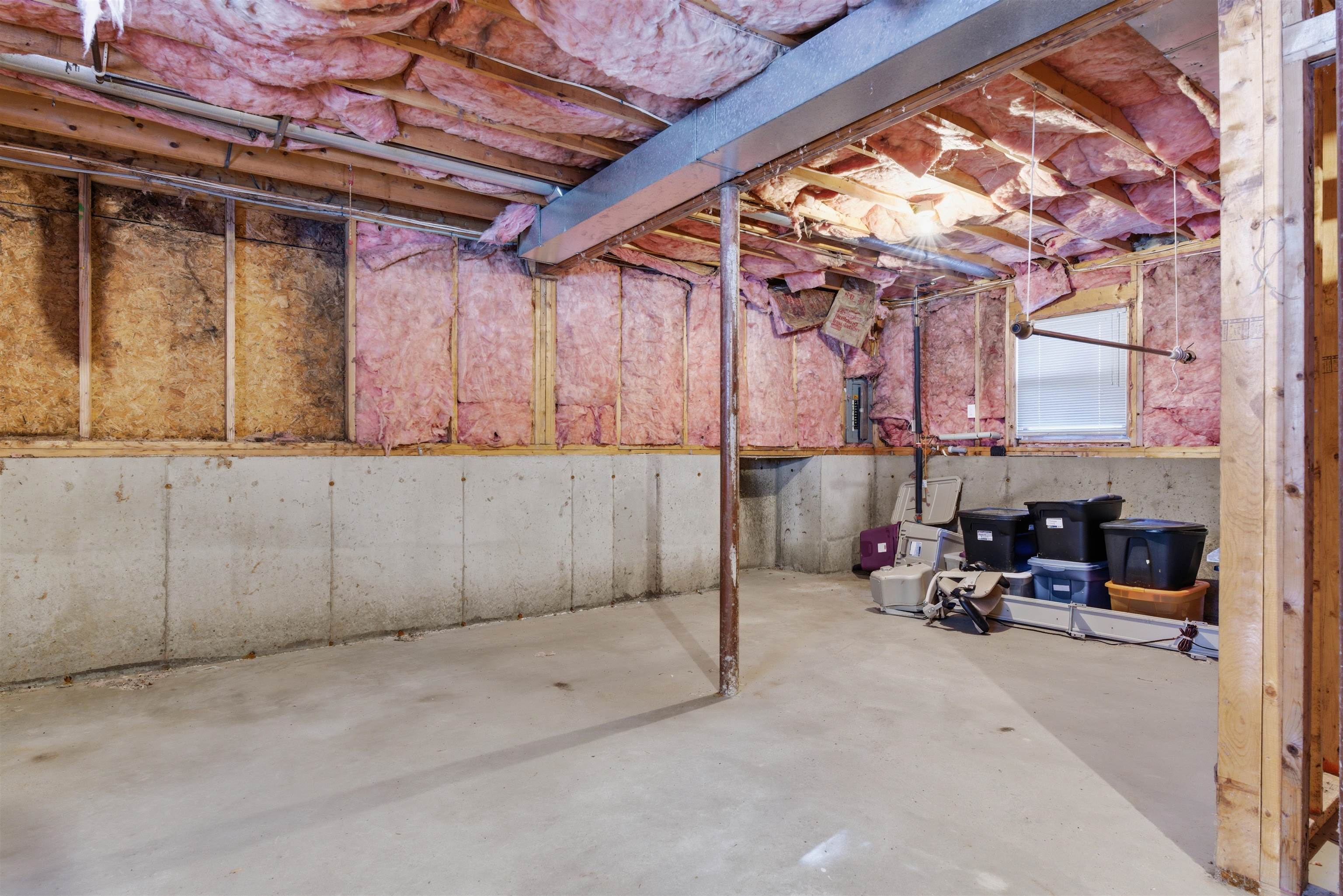 27 W Chamberlain Rd, Merrimack, NH 03054