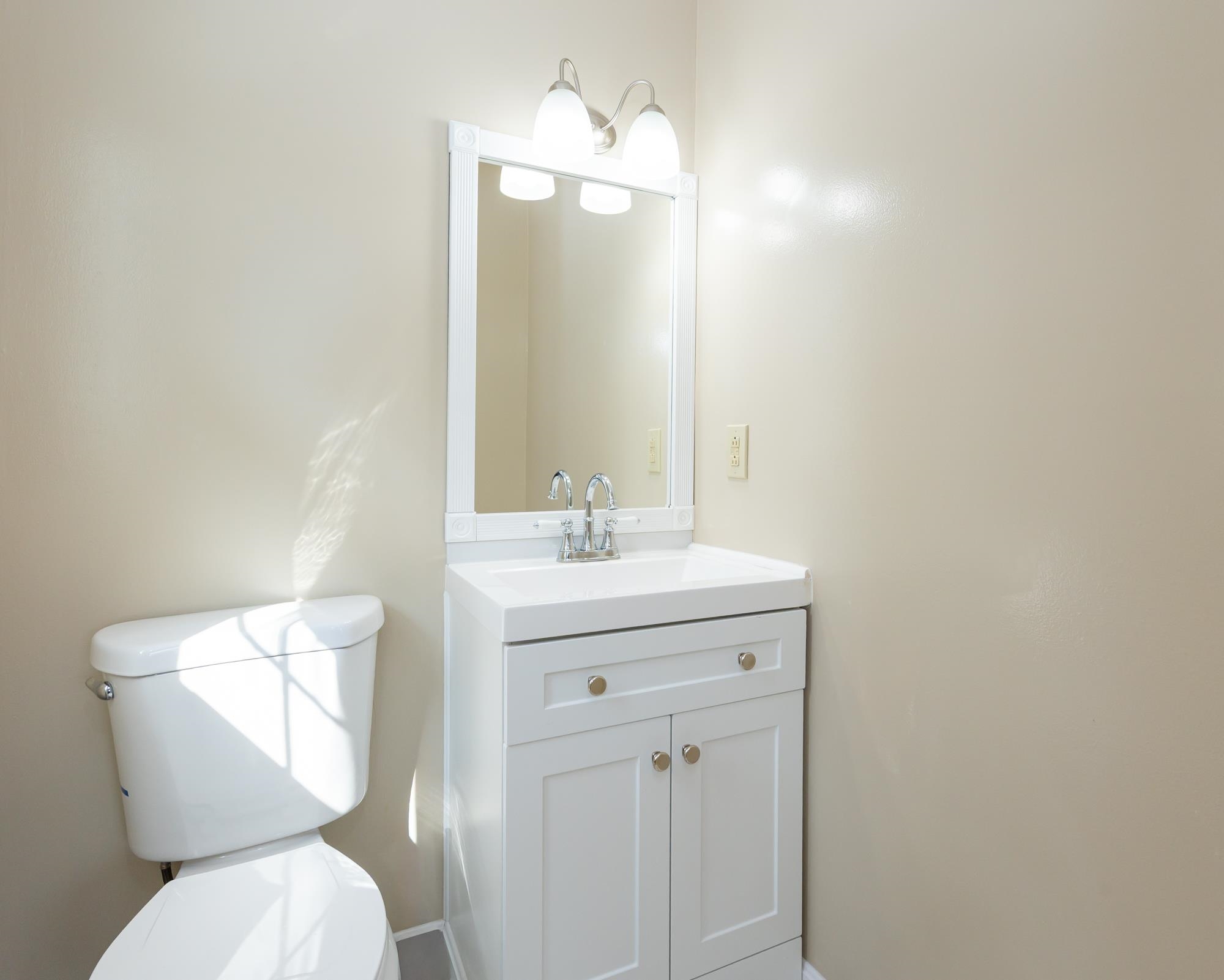 12 Pioneer Dr, Nashua, NH 03062