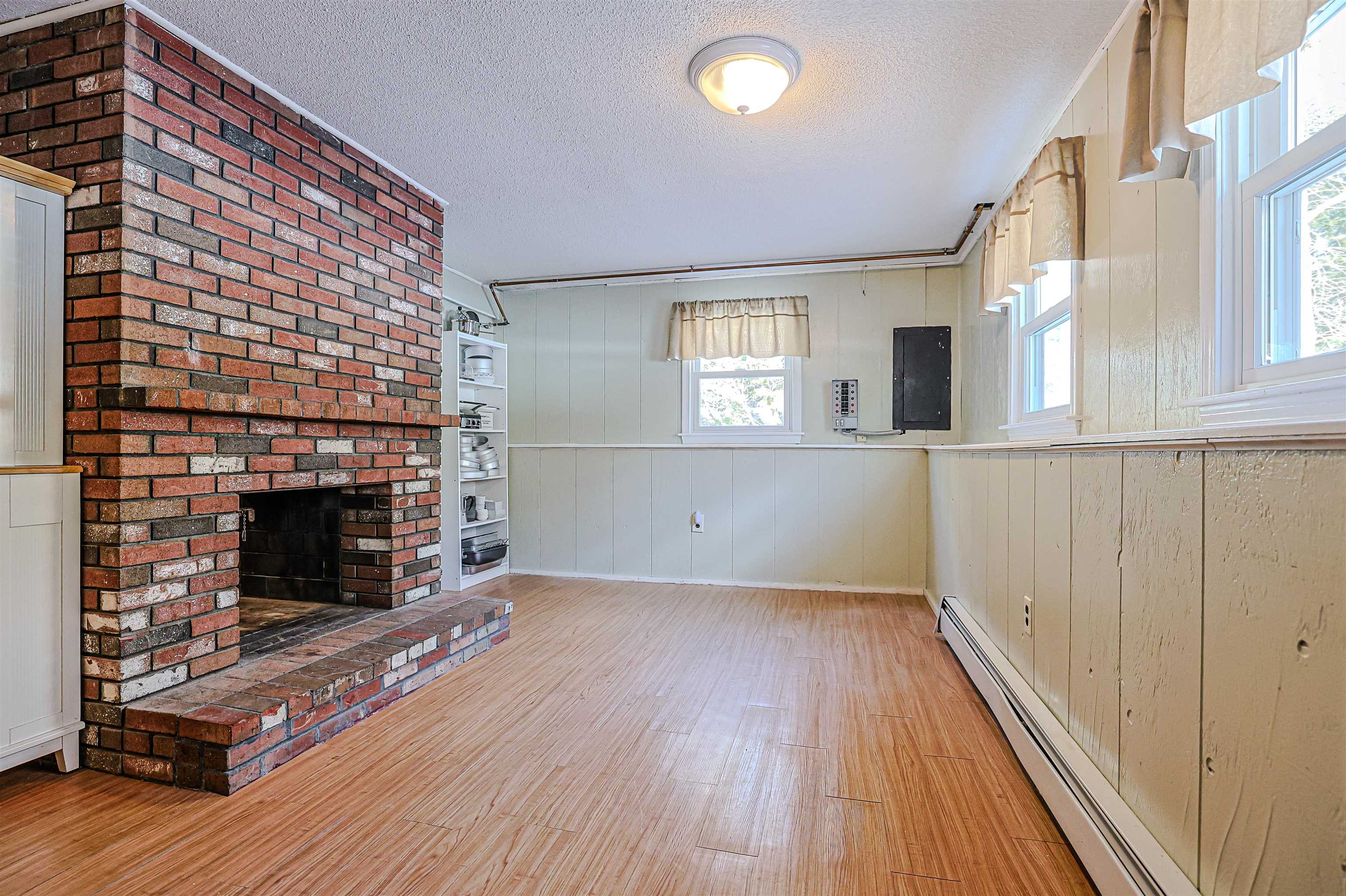 27 Farmer Rd, Merrimack, NH 03054