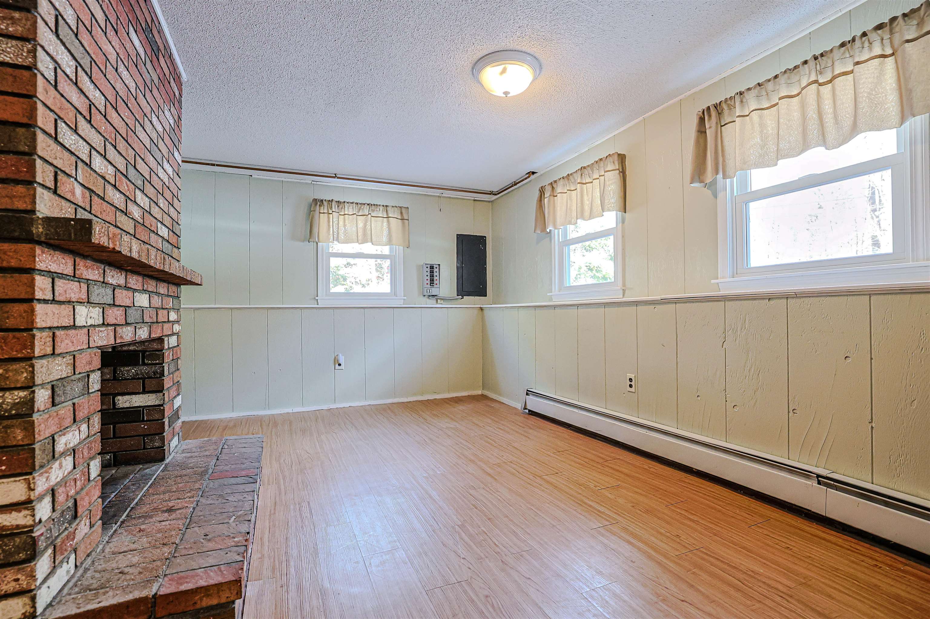 27 Farmer Rd, Merrimack, NH 03054