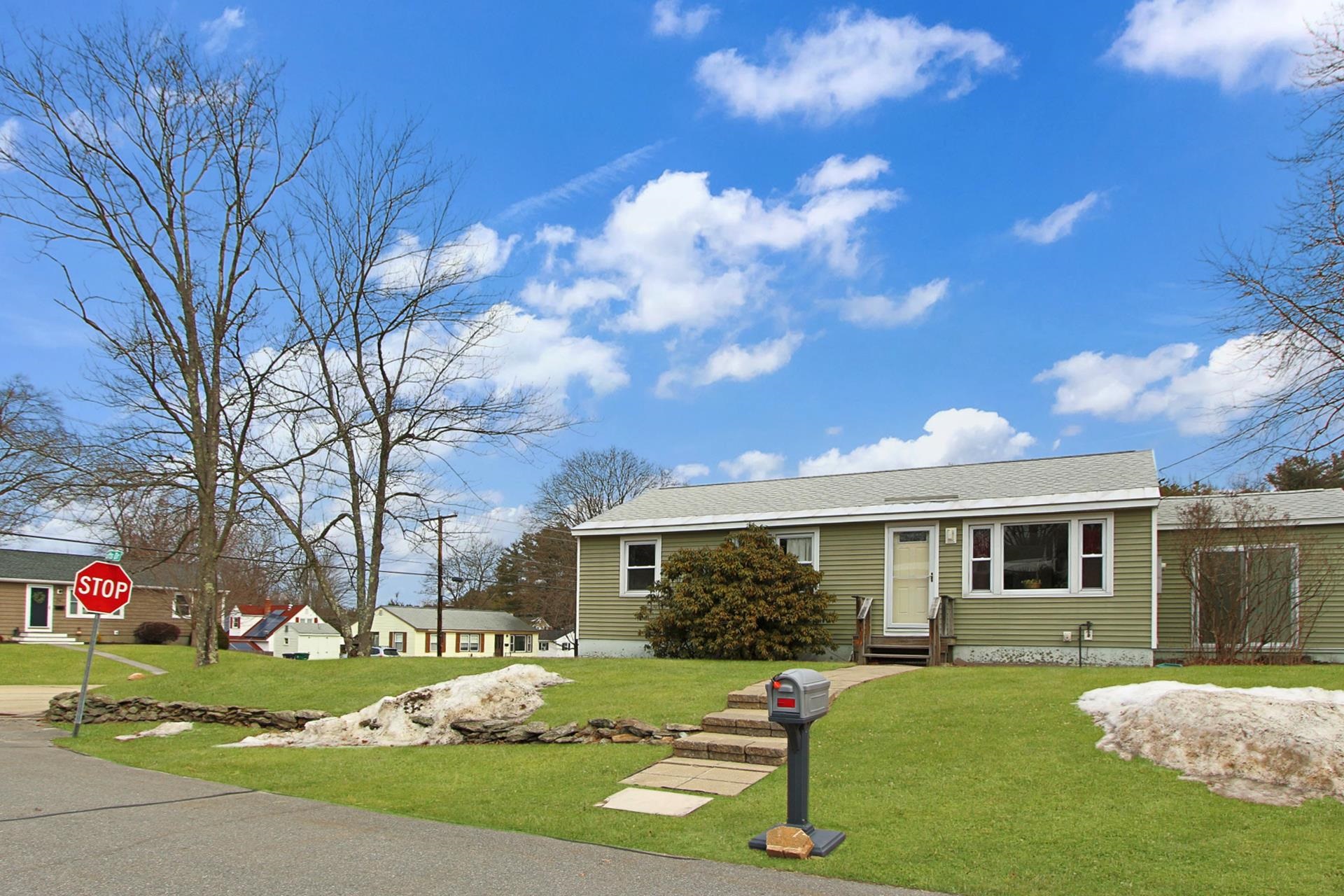 2 Tufts Dr, Nashua, NH 03064