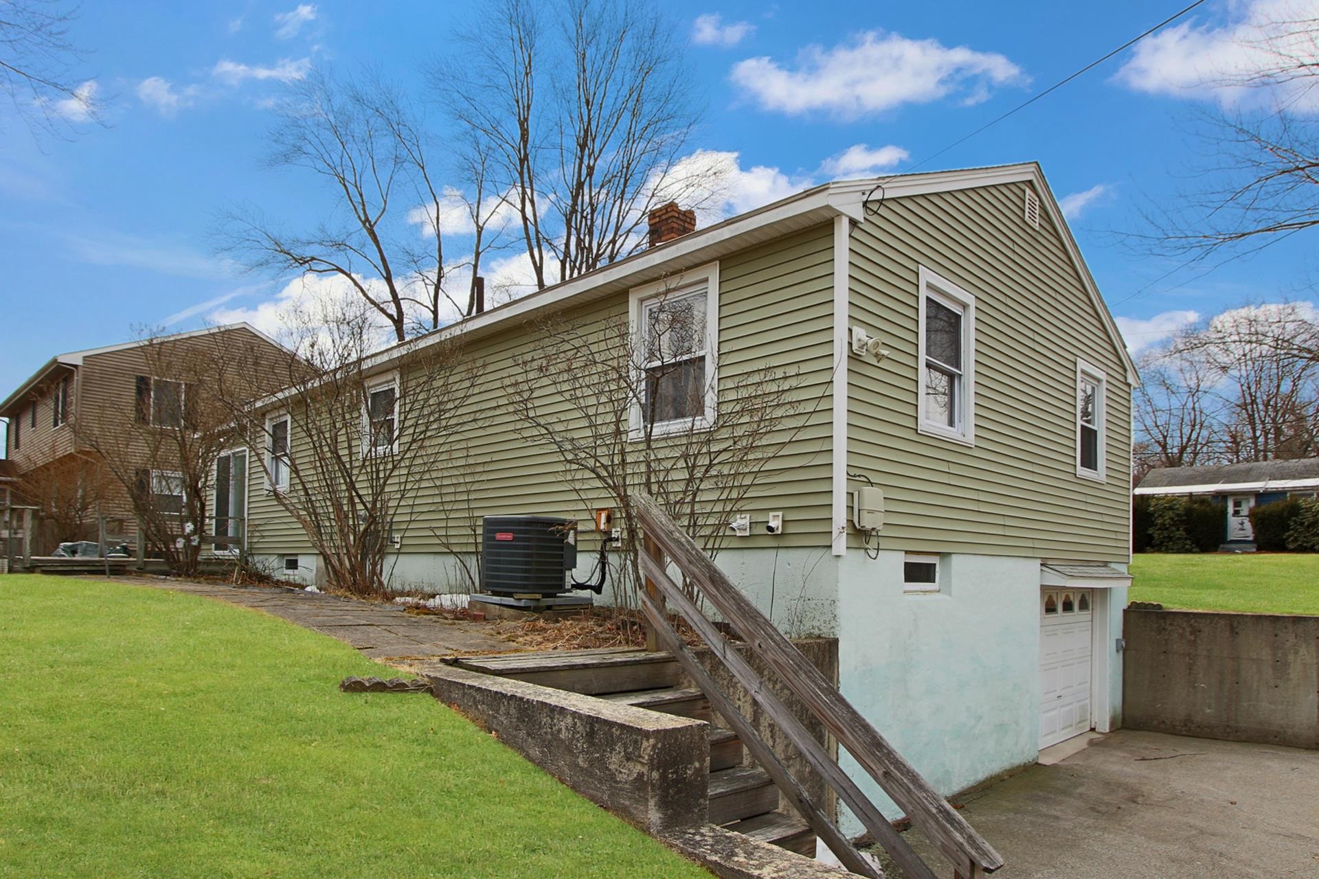 2 Tufts Dr, Nashua, NH 03064