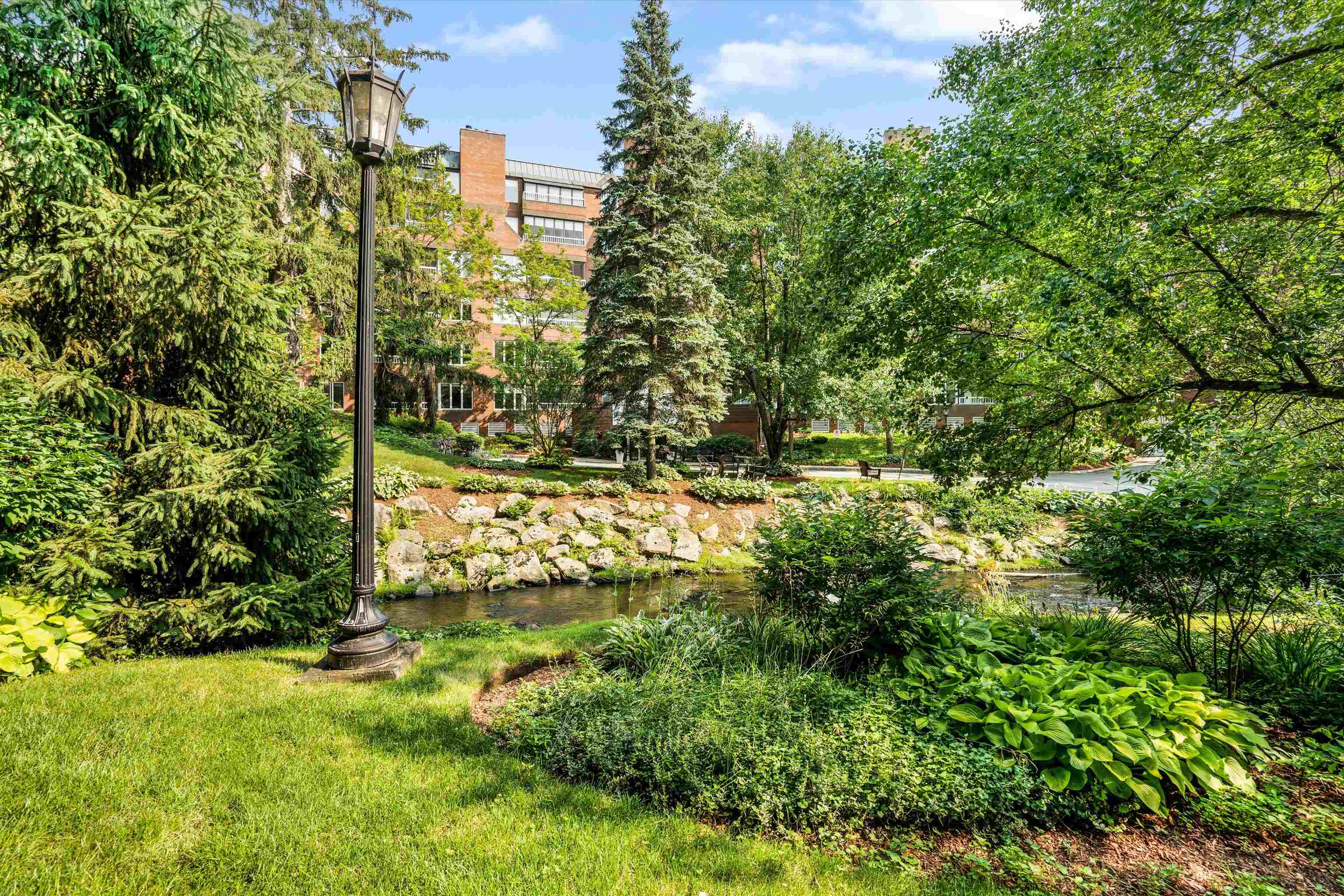 300 River Rd, Manchester, NH 03104