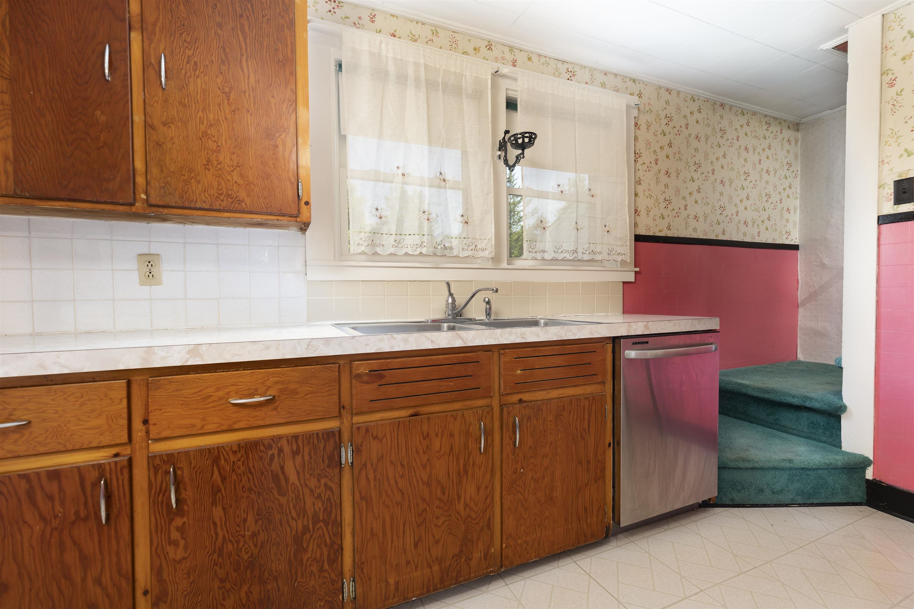 Kitchen has been painted green since this photo. 24769011