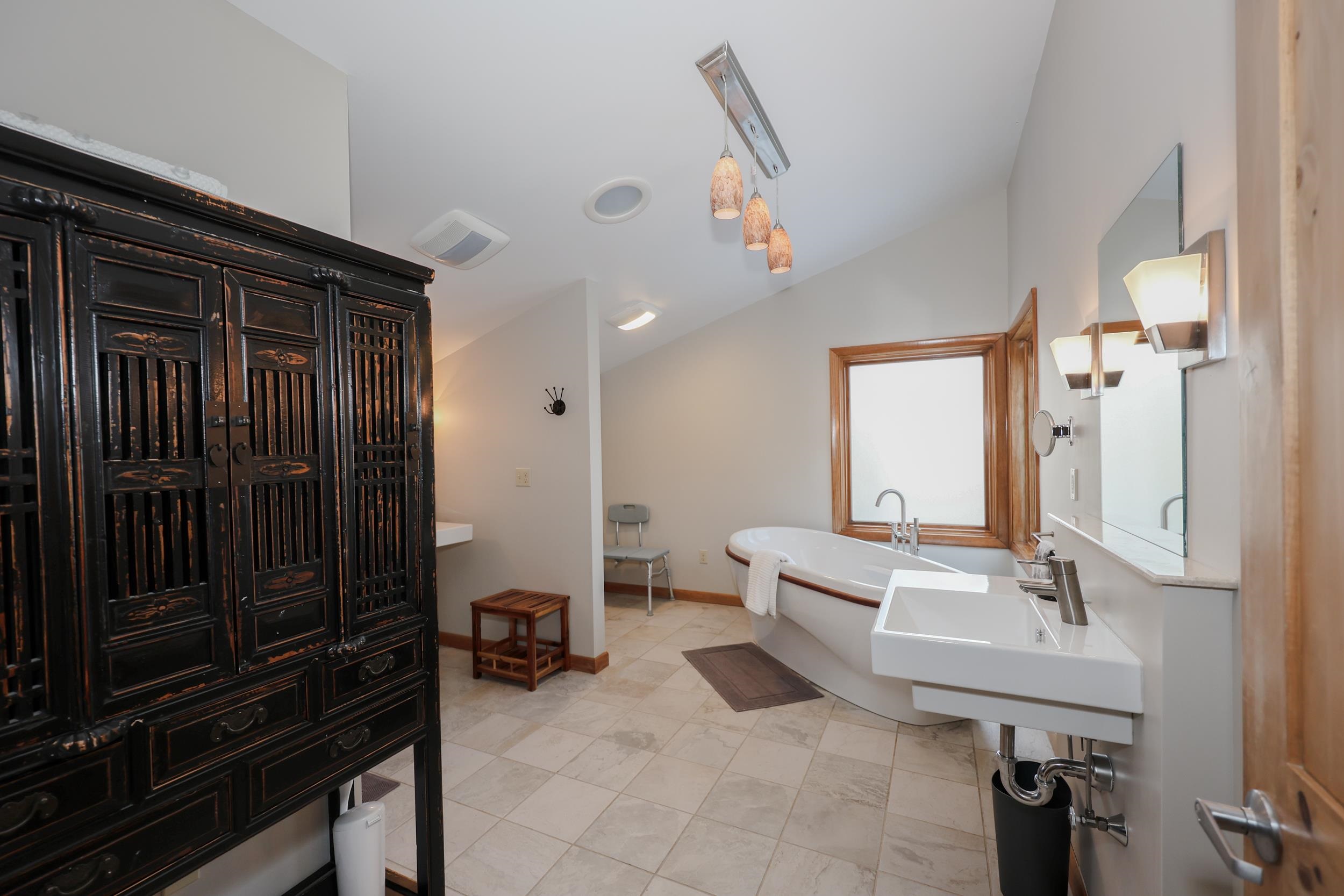 4 Windsor Blvd, Londonderry, NH 03053