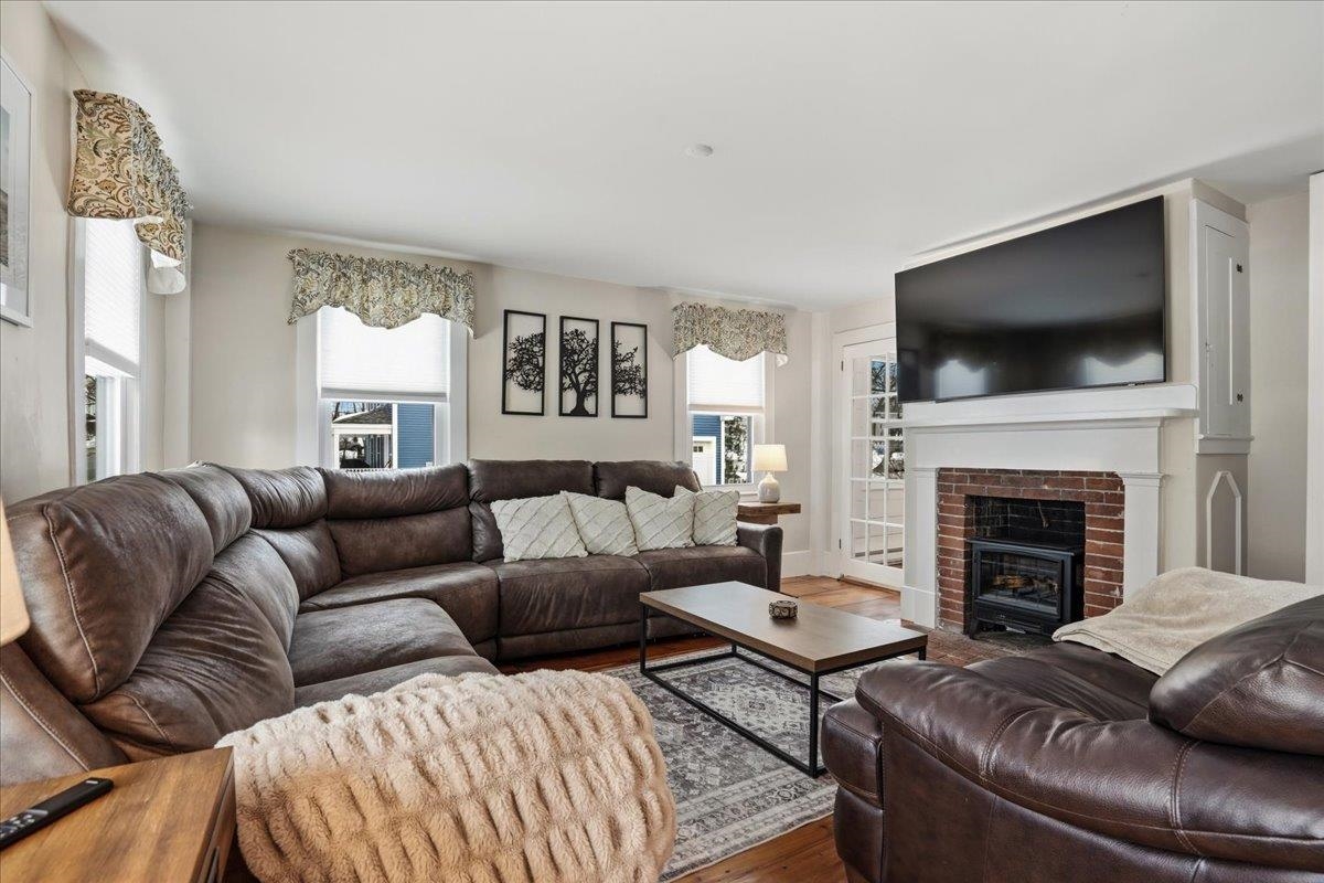 11 Myrtle St, Milford, NH 03055