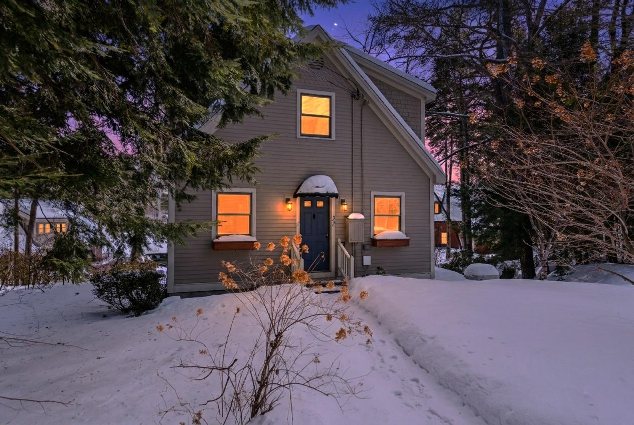 22 Crescent Ln, Hebron, NH 03241