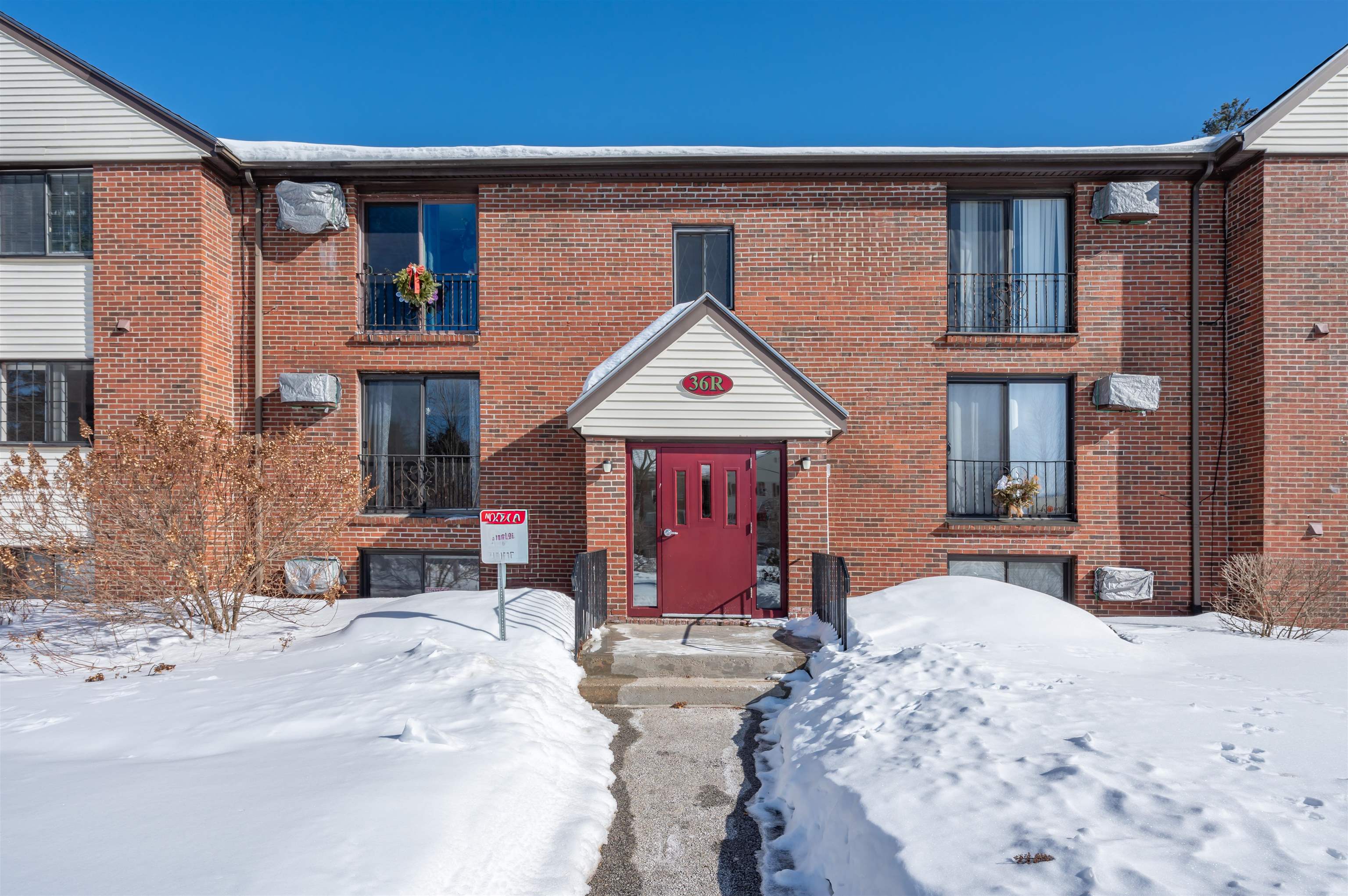 36 English Village Rd, Manchester, NH 03102