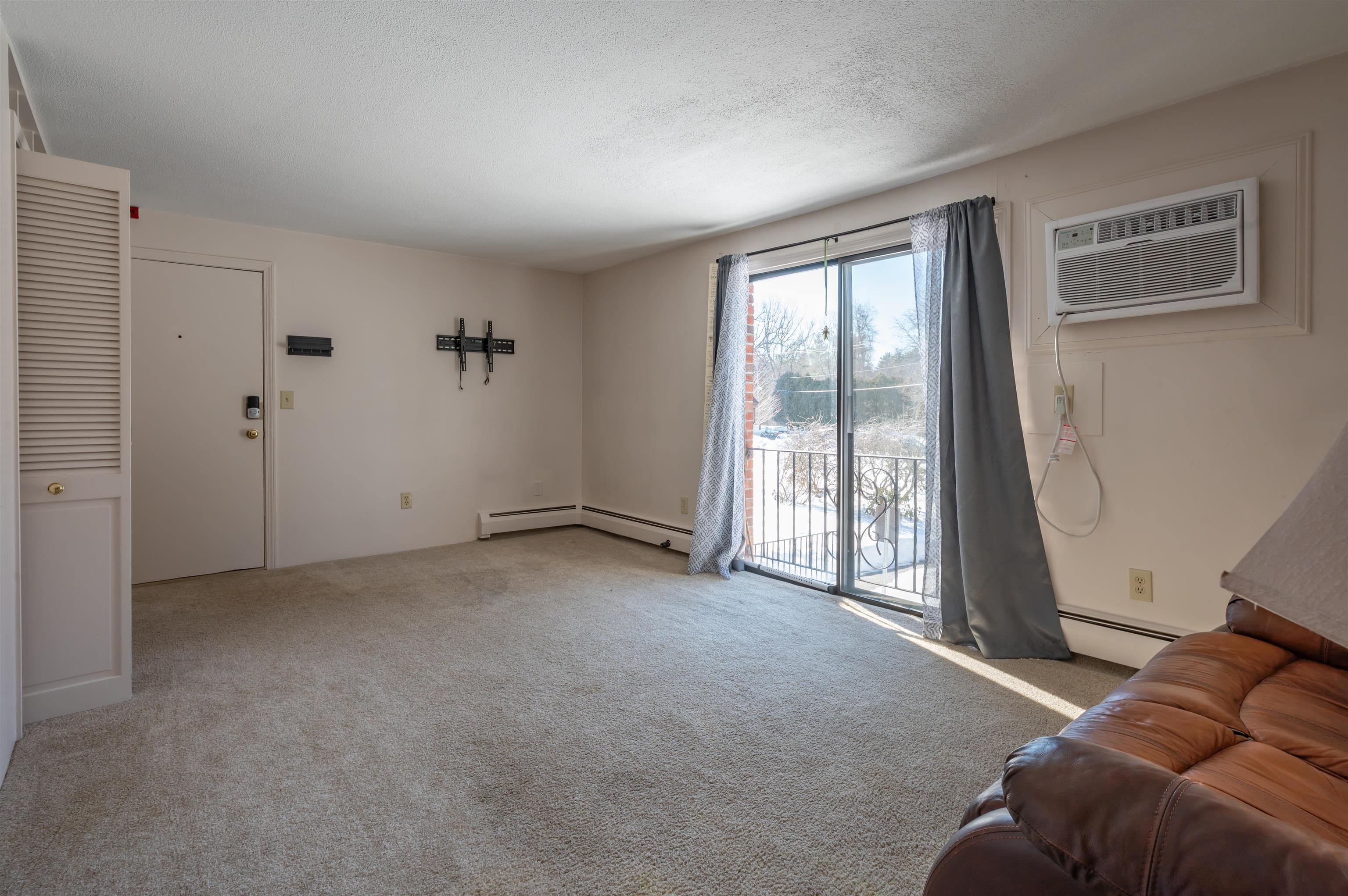 36 English Village Rd, Manchester, NH 03102